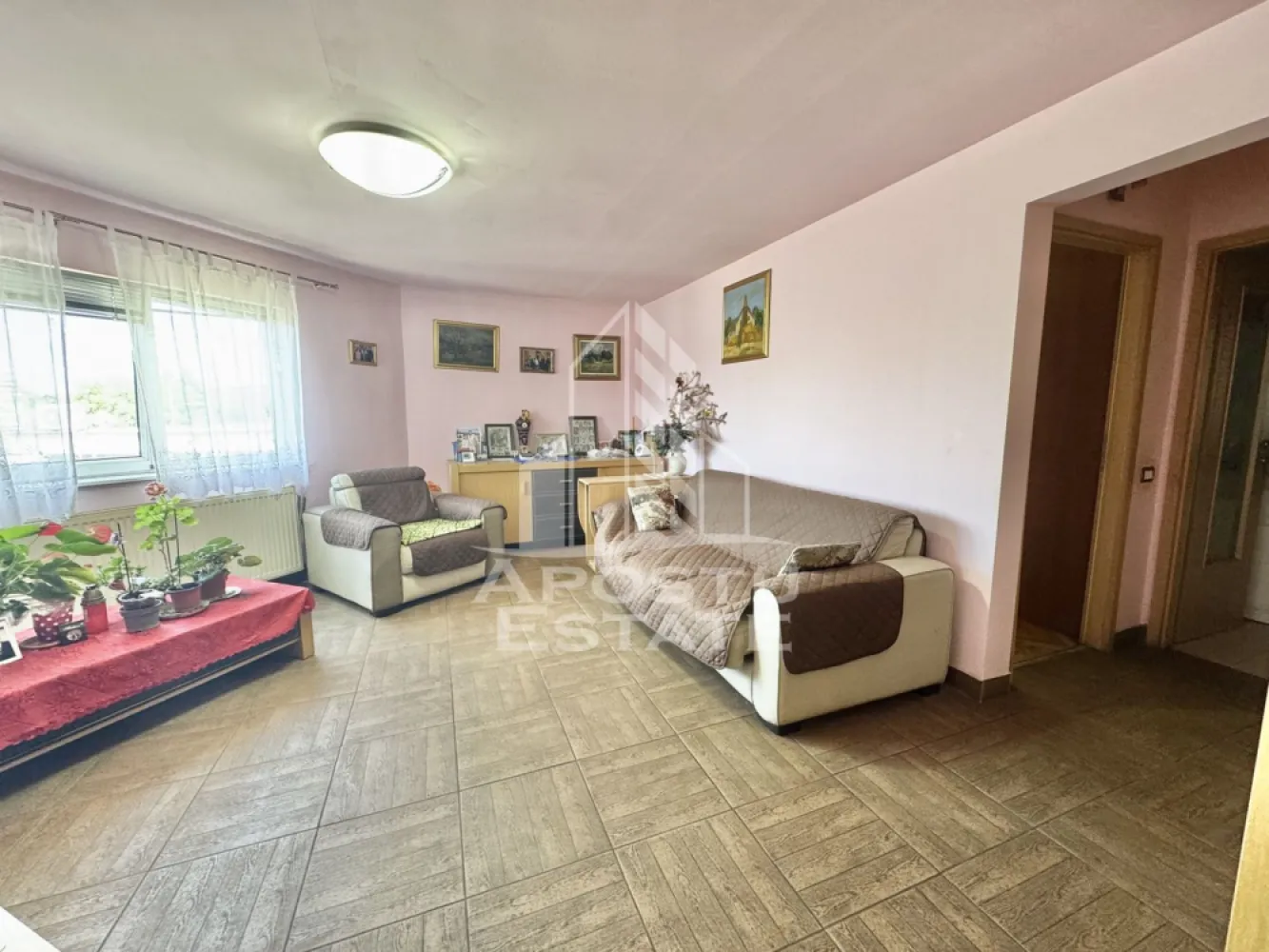 Apartament cu 3 camere si 2 bai la etajul 1 cu centrala zona Soarelui - APOSTU ESTATE va propune spre vanzare un apartament cu 3 camere situat in Timisoara zona Soarelui.

Apartamentul are suprafata de 62mp utili+ balcon si este situat la etajul 1 intr-un bloc cu 4 etaje. (doar 2 apartamente pe etaj)

Compartimentare:
- Hol de acces
- Bucatarie
- Living
- 2 Dormitoare
- Baie
-Baie de serviciu
- Balcon inchis

Confortul termic este asigurat prin intermediul centralei proprie pe gaz.

In apropiere se afla magazine si supermarket-uri, mijloace de transport in comun statia fiind la 1 minut distanta, institutii de invatamant la 5 minute (scoala generala nr 30). Parcare amenajata chiar langa bloc.

Pentru mai multe detalii nu ezitati sa ne contactati!
Acceptam orice fel de credit bancar. Oferim consultanta si solutii financiare prin colaboratorii nostri pentru a obtine cel mai avantajos credit Ipotecar sau Noua Casa.

Va asteptam cu drag la o vizionare chiar astazi!
CP3121634