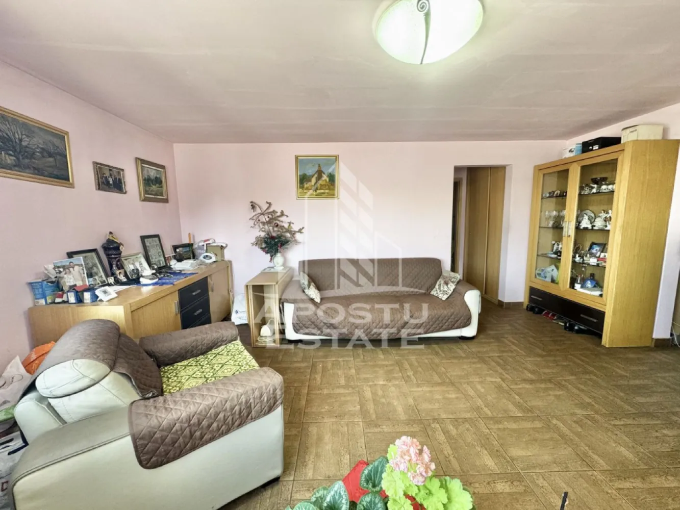Apartament cu 3 camere si 2 bai la etajul 1 cu centrala zona Soarelui - APOSTU ESTATE va propune spre vanzare un apartament cu 3 camere situat in Timisoara zona Soarelui.

Apartamentul are suprafata de 62mp utili+ balcon si este situat la etajul 1 intr-un bloc cu 4 etaje. (doar 2 apartamente pe etaj)

Compartimentare:
- Hol de acces
- Bucatarie
- Living
- 2 Dormitoare
- Baie
-Baie de serviciu
- Balcon inchis

Confortul termic este asigurat prin intermediul centralei proprie pe gaz.

In apropiere se afla magazine si supermarket-uri, mijloace de transport in comun statia fiind la 1 minut distanta, institutii de invatamant la 5 minute (scoala generala nr 30). Parcare amenajata chiar langa bloc.

Pentru mai multe detalii nu ezitati sa ne contactati!
Acceptam orice fel de credit bancar. Oferim consultanta si solutii financiare prin colaboratorii nostri pentru a obtine cel mai avantajos credit Ipotecar sau Noua Casa.

Va asteptam cu drag la o vizionare chiar astazi!
CP3121634