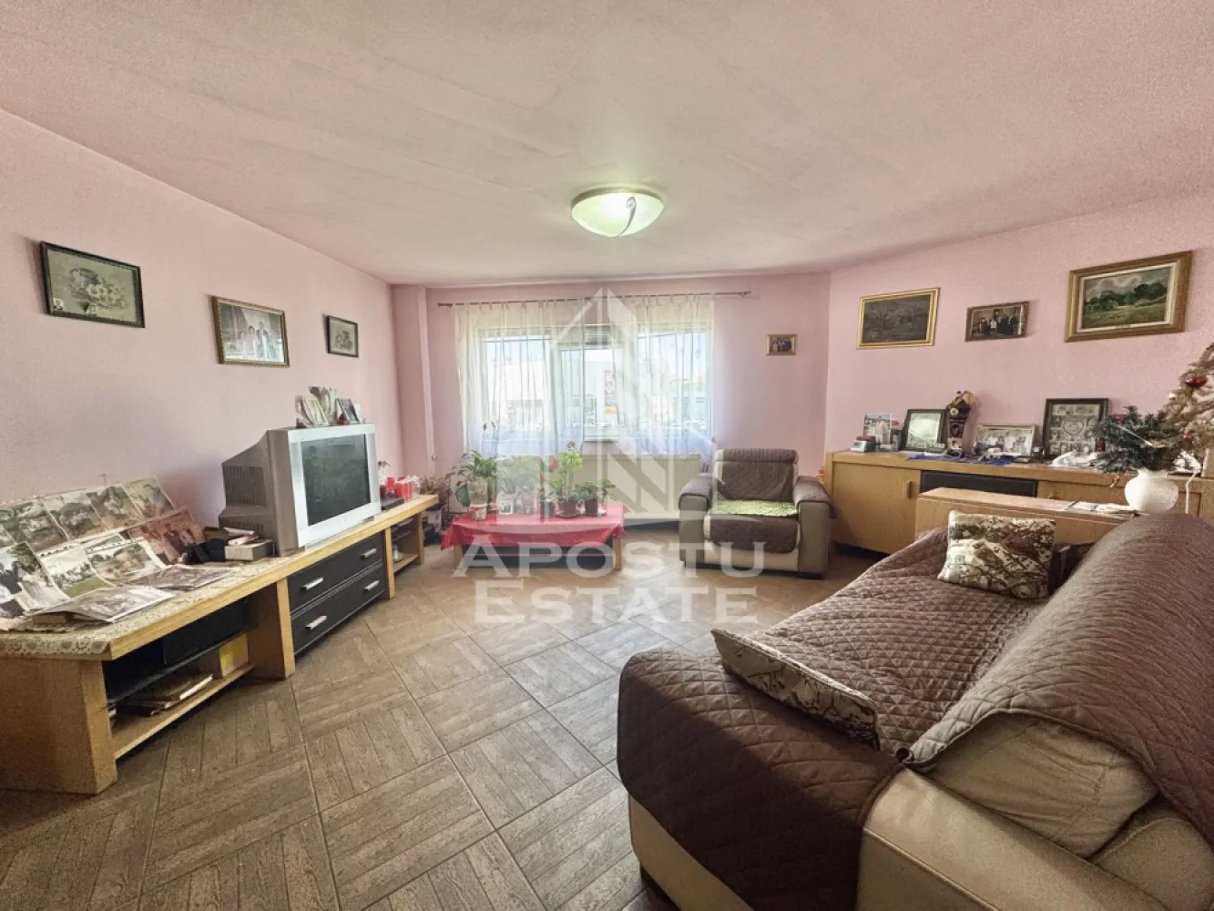 Apartament cu 3 camere si 2 bai la etajul 1 cu centrala zona Soarelui - APOSTU ESTATE va propune spre vanzare un apartament cu 3 camere situat in Timisoara zona Soarelui.

Apartamentul are suprafata de 62mp utili+ balcon si este situat la etajul 1 intr-un bloc cu 4 etaje. (doar 2 apartamente pe etaj)

Compartimentare:
- Hol de acces
- Bucatarie
- Living
- 2 Dormitoare
- Baie
-Baie de serviciu
- Balcon inchis

Confortul termic este asigurat prin intermediul centralei proprie pe gaz.

In apropiere se afla magazine si supermarket-uri, mijloace de transport in comun statia fiind la 1 minut distanta, institutii de invatamant la 5 minute (scoala generala nr 30). Parcare amenajata chiar langa bloc.

Pentru mai multe detalii nu ezitati sa ne contactati!
Acceptam orice fel de credit bancar. Oferim consultanta si solutii financiare prin colaboratorii nostri pentru a obtine cel mai avantajos credit Ipotecar sau Noua Casa.

Va asteptam cu drag la o vizionare chiar astazi!
CP3121634