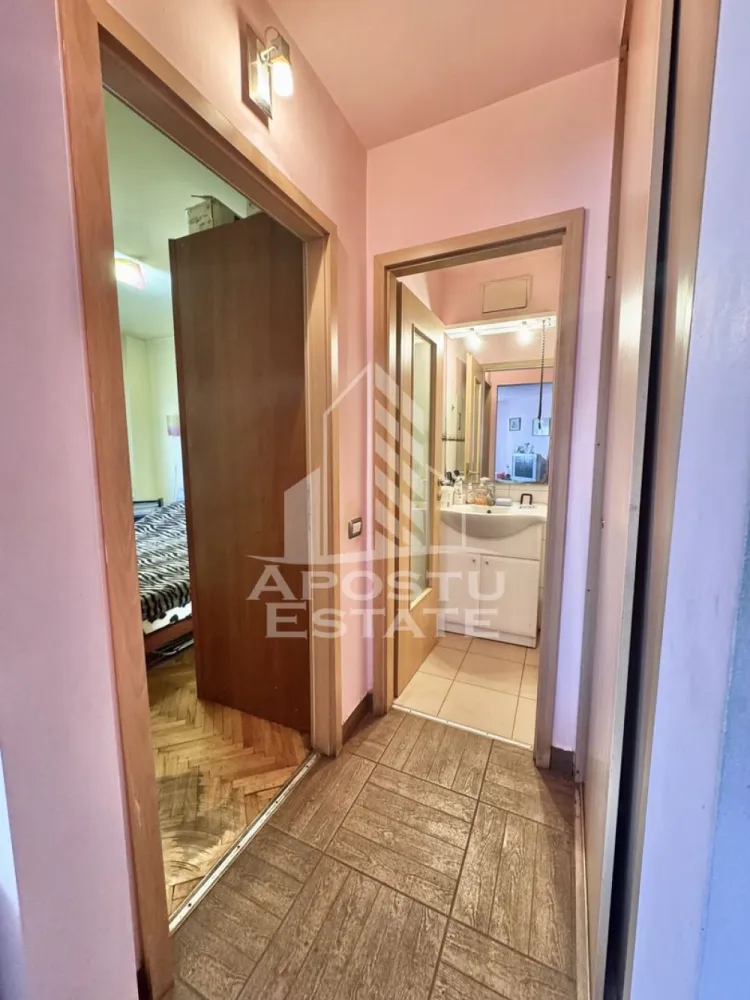 Apartament cu 3 camere si 2 bai la etajul 1 cu centrala zona Soarelui
