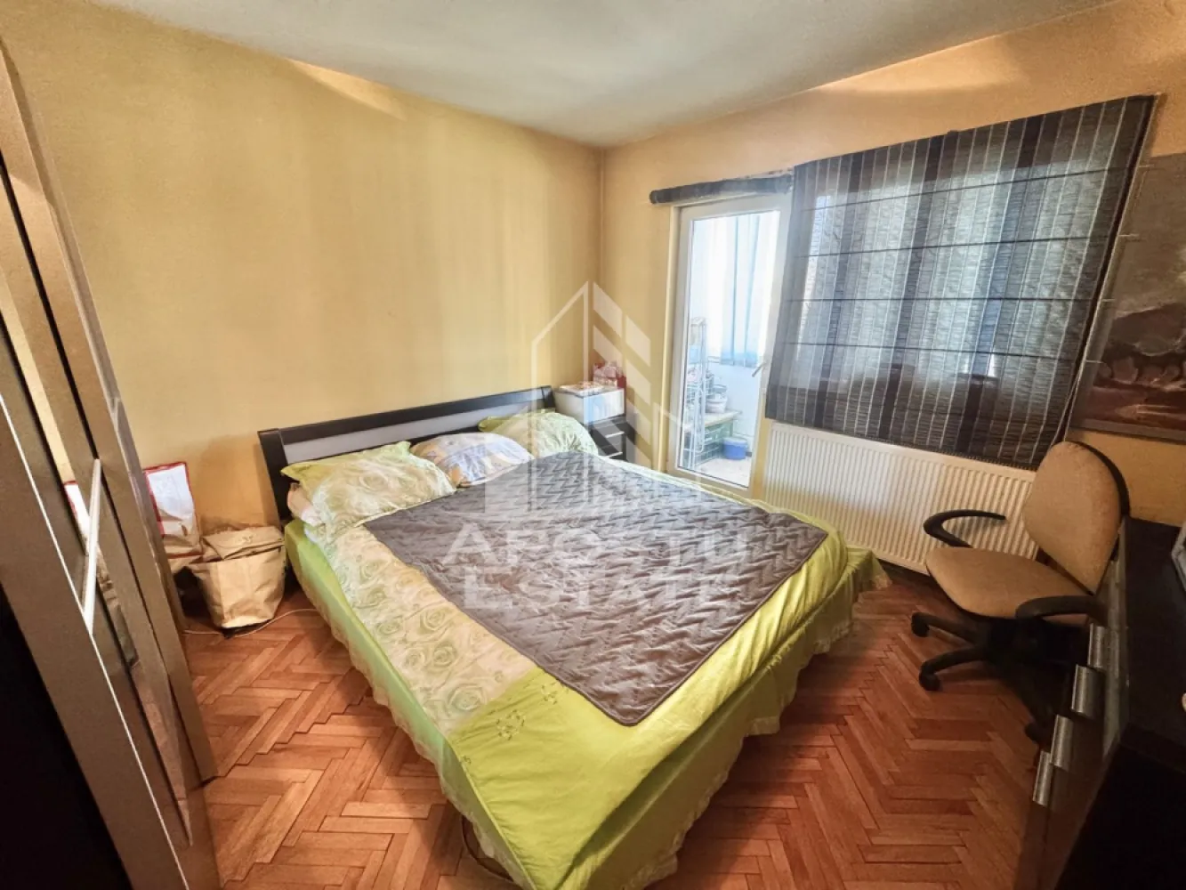 Apartament cu 3 camere si 2 bai la etajul 1 cu centrala zona Soarelui