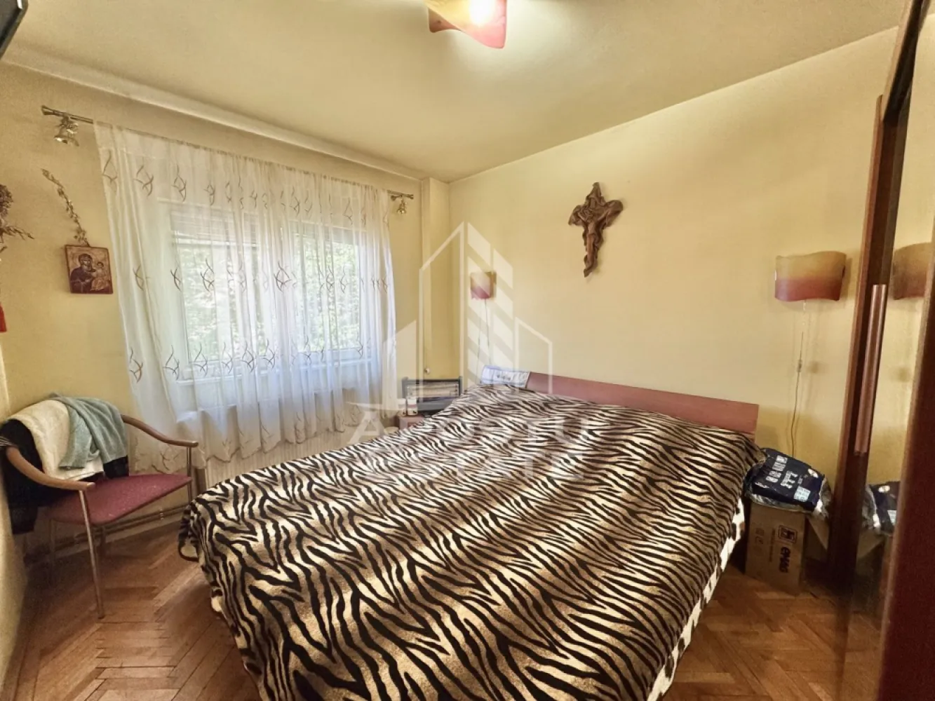 Apartament cu 3 camere si 2 bai la etajul 1 cu centrala zona Soarelui