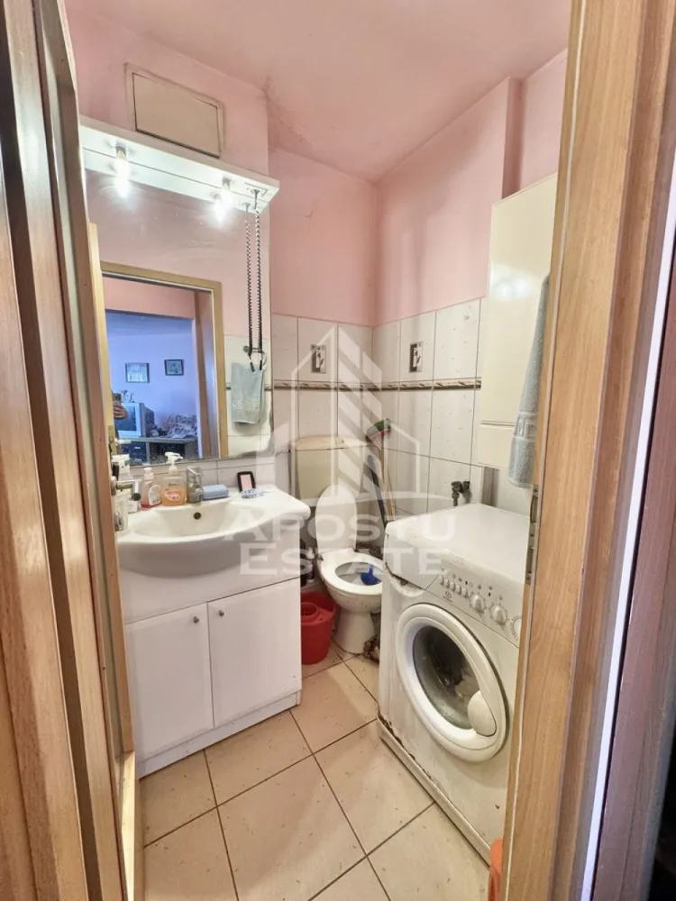 Apartament cu 3 camere si 2 bai la etajul 1 cu centrala zona Soarelui