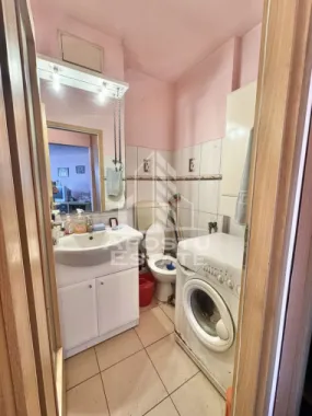 Apartament cu 3 camere si 2 bai la etajul 1 cu centrala zona Soarelui