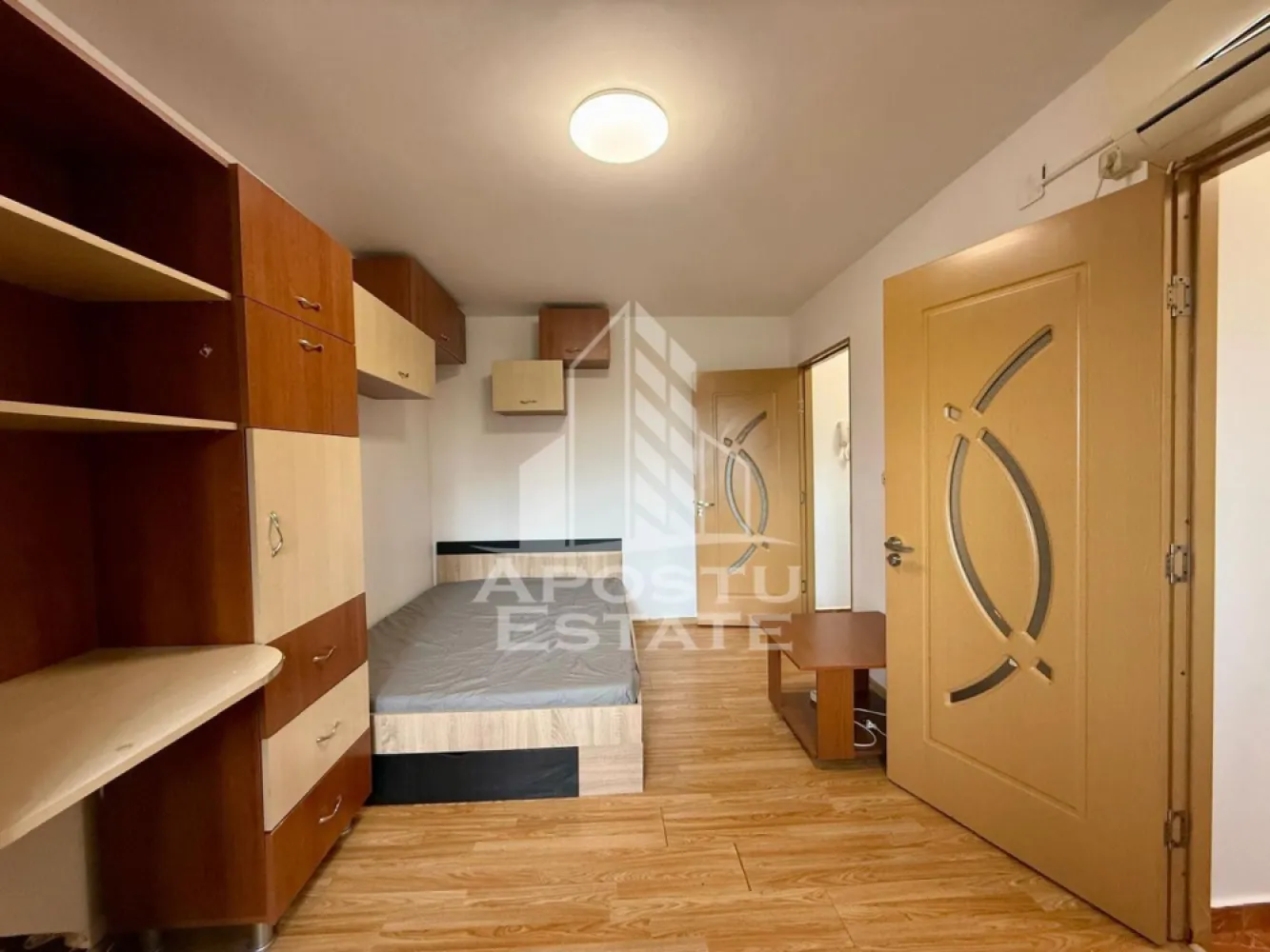 Apartament cu 1 camera , de inchiriat , Zona Take Ionescu , Timisoara - Agentia imobiliara APOSTU ESTATE va propune spre inchiriere un apartament cu 1 camera ,spatios si luminos, situat in zona Take Ionescu , o zona linistita si bine pozitionata din Timisoara, potrivit pentru cupluri,persoane singure , sau studenti care isi doresc o locuinta unde sa se simta confortabil si cu acces facil catre scoli, statii de autobuz, supermarketuri , magazine de zona, parcuri.

Suprafata utila: 22 mp
Compartimentare eficienta:
-Hol de acces generos
-Bucatarie complet mobilata si utilata, cu loc de luat masa
-Living luminos si spatios
-Dormitor mobilat si utilat
-Baie prevazuta cu dus 
Confort si facilitati:
-Incalzirea apartamentului: colterm- cheltuieli foarte mici 
-Apartamentul este complet mobilat si utilat
-Se accepta animale de companie ( pisicuța ) de catre proprietar
-Etajul 5 - fără lift 

Localizare:
-Timis,Timisoara, zona Take Ionescu – acces facil spre magazine, supermarketul Lidl, scoli, parcuri si mijloace de transport in comun.

Ideal pentru:
-Cupluri
-Studenti
Pret chirie lunara: 250 euro 
Programeaza o vizionare pentru a-ti putea imagina viitorul aici!
ID intern: CP3125276