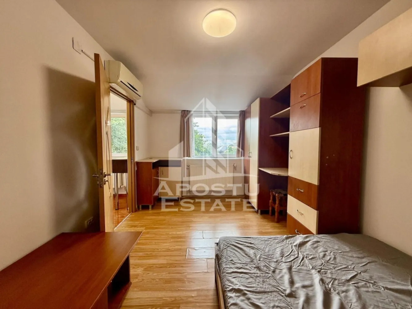 Apartament cu 1 camera , de inchiriat , Zona Take Ionescu , Timisoara - Agentia imobiliara APOSTU ESTATE va propune spre inchiriere un apartament cu 1 camera ,spatios si luminos, situat in zona Take Ionescu , o zona linistita si bine pozitionata din Timisoara, potrivit pentru cupluri,persoane singure , sau studenti care isi doresc o locuinta unde sa se simta confortabil si cu acces facil catre scoli, statii de autobuz, supermarketuri , magazine de zona, parcuri.

Suprafata utila: 22 mp
Compartimentare eficienta:
-Hol de acces generos
-Bucatarie complet mobilata si utilata, cu loc de luat masa
-Living luminos si spatios
-Dormitor mobilat si utilat
-Baie prevazuta cu dus 
Confort si facilitati:
-Incalzirea apartamentului: colterm- cheltuieli foarte mici 
-Apartamentul este complet mobilat si utilat
-Se accepta animale de companie ( pisicuța ) de catre proprietar
-Etajul 5 - fără lift 

Localizare:
-Timis,Timisoara, zona Take Ionescu – acces facil spre magazine, supermarketul Lidl, scoli, parcuri si mijloace de transport in comun.

Ideal pentru:
-Cupluri
-Studenti
Pret chirie lunara: 250 euro 
Programeaza o vizionare pentru a-ti putea imagina viitorul aici!
ID intern: CP3125276