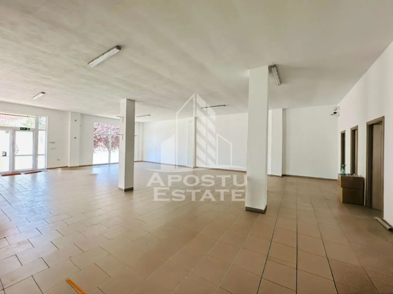 Spatiu comercial zona Confectii - Apostu Estate va propune spre inchiriere un spatiu comercial situat la parter, in zona Confectii, cu o suprafata utila de 140 mp. Spatiul beneficiaza de o compartimentare eficienta, fiind potrivit pentru diverse activitati comerciale, birouri, servicii, showroom sau cabinet.

Imobilul dispune de acces facil, vizibilitate buna si o distributie practica a incaperilor, care permite organizarea optima a activitatii. Amplasarea intr-o zona cu trafic pietonal si acces rapid catre principalele puncte de interes reprezinta un avantaj important.

Pentru mai multe detalii sau pentru programarea unei vizionari, echipa Apostu Estate va sta cu profesionalism si promptitudine la dispozitie dumneavoastra.
CP3125442