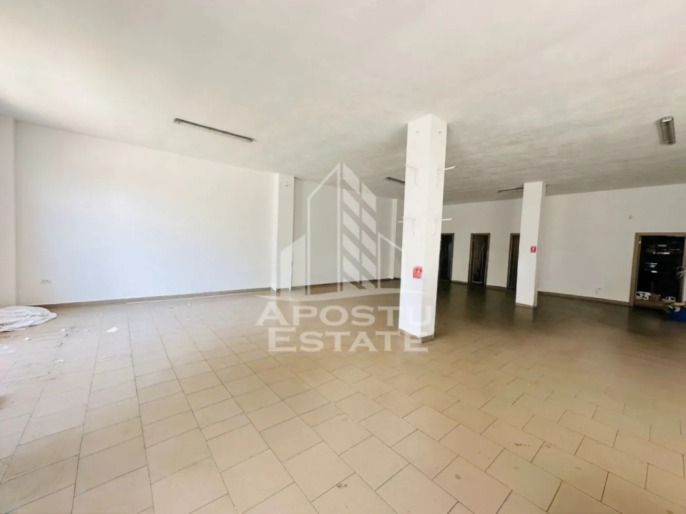 Spatiu comercial zona Confectii - Apostu Estate va propune spre inchiriere un spatiu comercial situat la parter, in zona Confectii, cu o suprafata utila de 140 mp. Spatiul beneficiaza de o compartimentare eficienta, fiind potrivit pentru diverse activitati comerciale, birouri, servicii, showroom sau cabinet.

Imobilul dispune de acces facil, vizibilitate buna si o distributie practica a incaperilor, care permite organizarea optima a activitatii. Amplasarea intr-o zona cu trafic pietonal si acces rapid catre principalele puncte de interes reprezinta un avantaj important.

Pentru mai multe detalii sau pentru programarea unei vizionari, echipa Apostu Estate va sta cu profesionalism si promptitudine la dispozitie dumneavoastra.
CP3125442