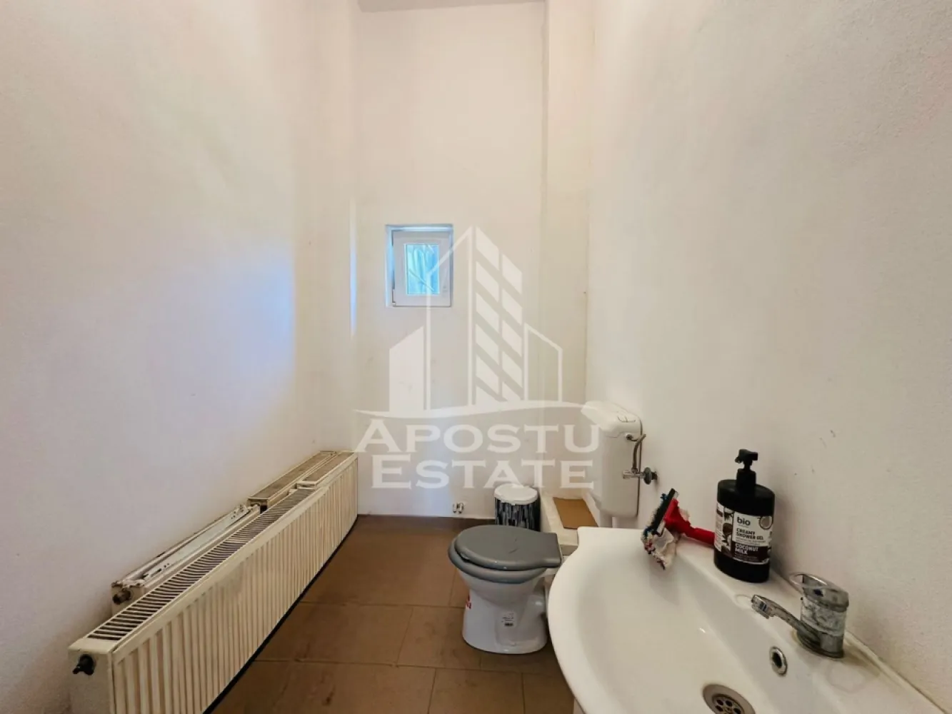 Spatiu comercial zona Confectii - Apostu Estate va propune spre inchiriere un spatiu comercial situat la parter, in zona Confectii, cu o suprafata utila de 140 mp. Spatiul beneficiaza de o compartimentare eficienta, fiind potrivit pentru diverse activitati comerciale, birouri, servicii, showroom sau cabinet.

Imobilul dispune de acces facil, vizibilitate buna si o distributie practica a incaperilor, care permite organizarea optima a activitatii. Amplasarea intr-o zona cu trafic pietonal si acces rapid catre principalele puncte de interes reprezinta un avantaj important.

Pentru mai multe detalii sau pentru programarea unei vizionari, echipa Apostu Estate va sta cu profesionalism si promptitudine la dispozitie dumneavoastra.
CP3125442