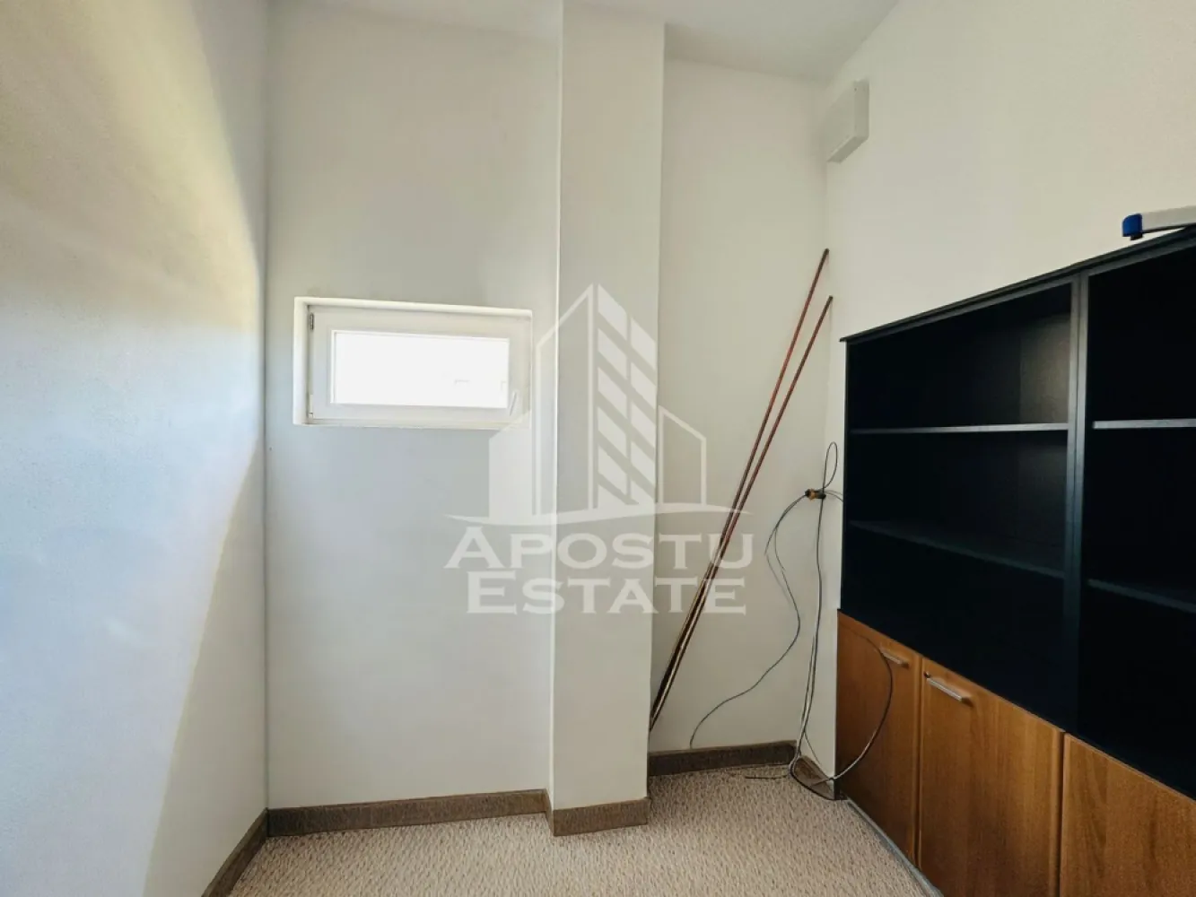 Spatiu comercial zona Confectii - Apostu Estate va propune spre inchiriere un spatiu comercial situat la parter, in zona Confectii, cu o suprafata utila de 140 mp. Spatiul beneficiaza de o compartimentare eficienta, fiind potrivit pentru diverse activitati comerciale, birouri, servicii, showroom sau cabinet.

Imobilul dispune de acces facil, vizibilitate buna si o distributie practica a incaperilor, care permite organizarea optima a activitatii. Amplasarea intr-o zona cu trafic pietonal si acces rapid catre principalele puncte de interes reprezinta un avantaj important.

Pentru mai multe detalii sau pentru programarea unei vizionari, echipa Apostu Estate va sta cu profesionalism si promptitudine la dispozitie dumneavoastra.
CP3125442