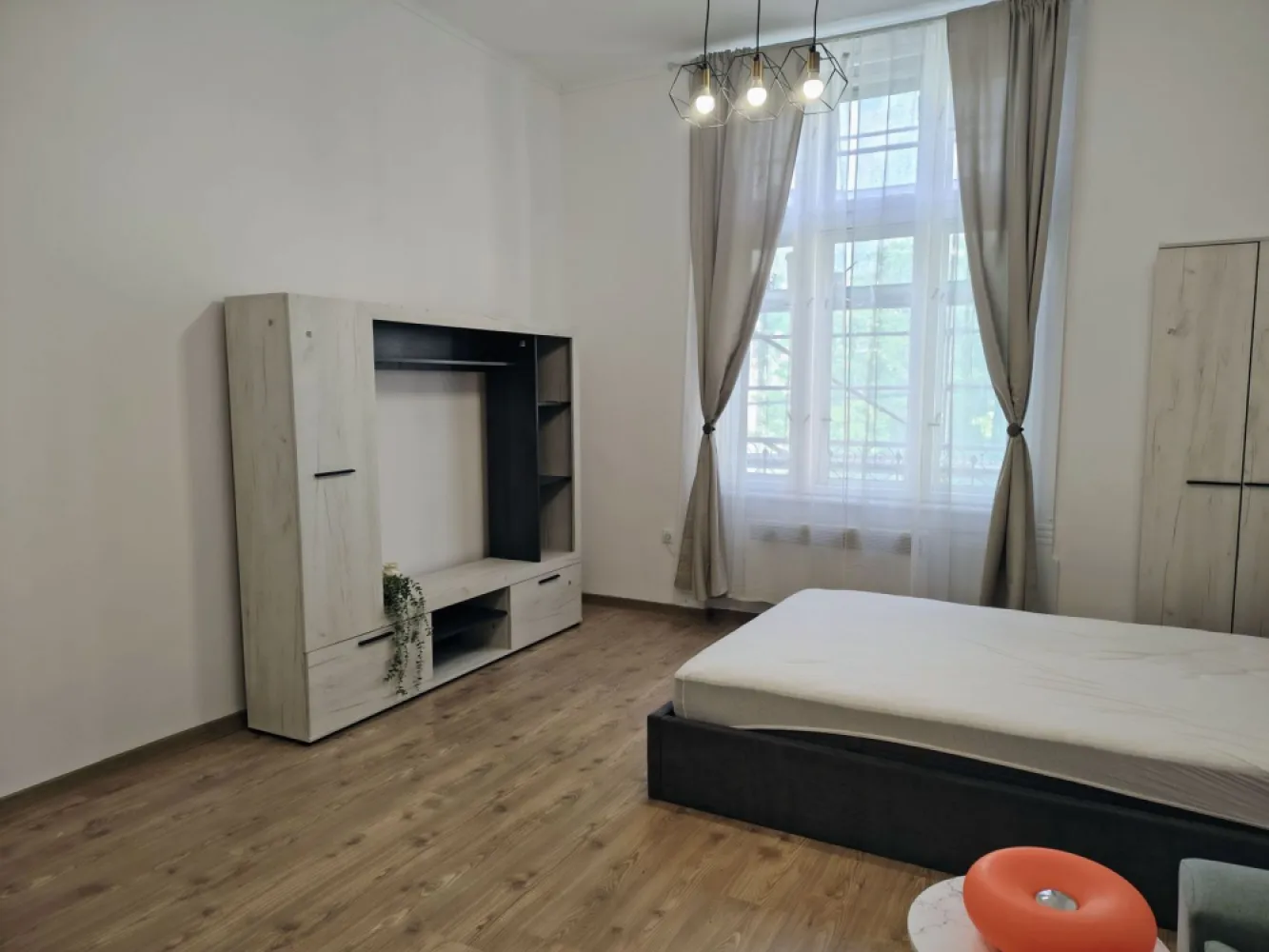 Chirie, ap. 1 camera, 40 mp, central Oradea. 320 E, comision 50% - De inchiriat: Apartament cu 1 camera, baie cu cabina de dus, bucatarie. Situat la et. 1, central. Oradea. 320 E/luna. Comision agentie 50%.

Apartamentul este mobilat si utilat, curat, renovat recent, se afla la prima inchiriere. 
Masina de spalat haine si frigider noi, saltea noua cu spuma cu memorie.
Încălzirea este asigurată prin convectoare electrice.
Imobilul este situat aproape de mijloace de transport în comun și puncte de interes din zona centrală.
Disponibil pentru inchiriere pe termen lung, se solicita garantie.

Pentru mai multe informatii sau pentru vizionare, 0751 777 844 Madian Bosca
