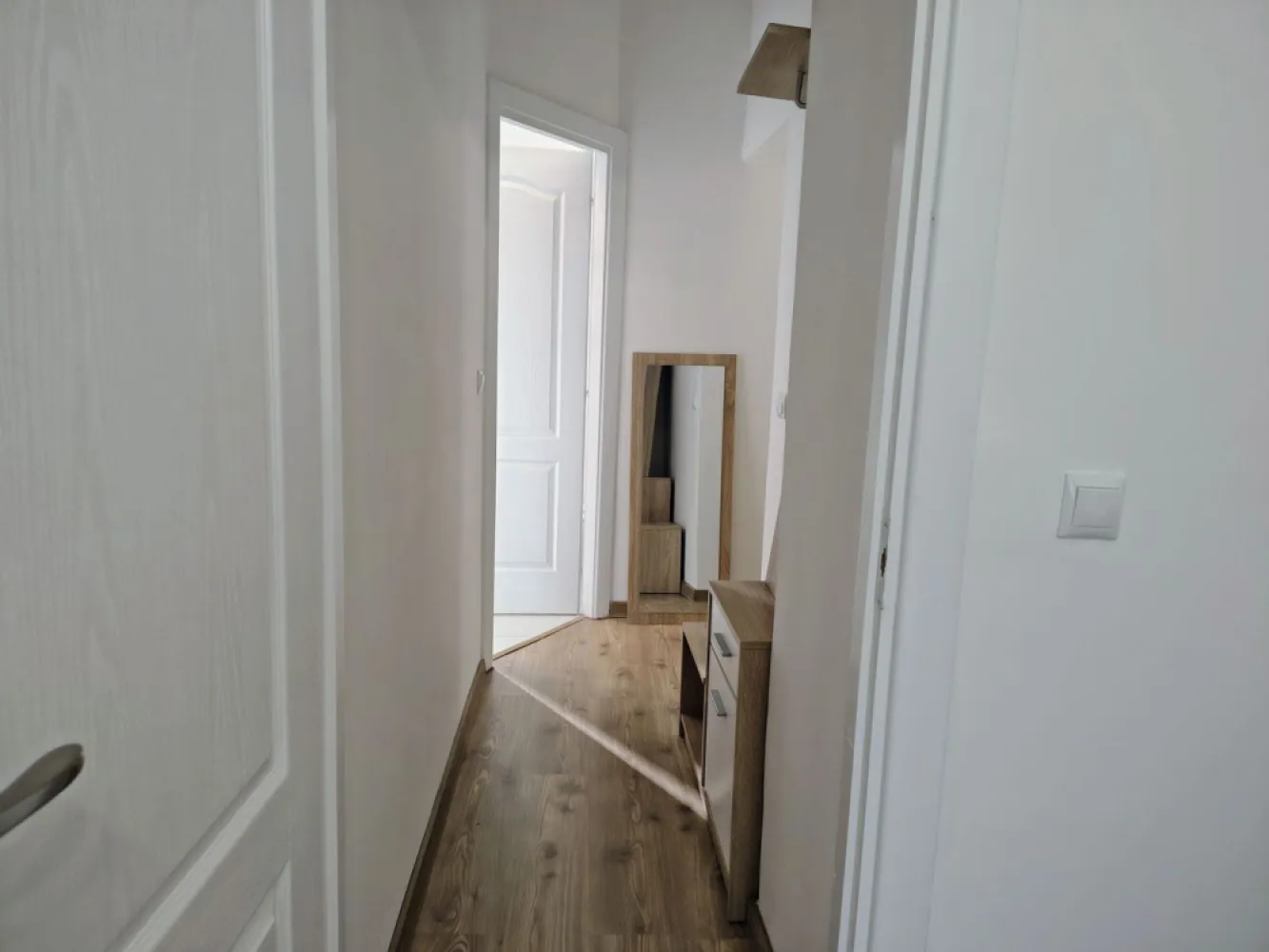 Chirie, ap. 1 camera, 40 mp, central Oradea. 320 E, comision 50% - De inchiriat: Apartament cu 1 camera, baie cu cabina de dus, bucatarie. Situat la et. 1, central. Oradea. 320 E/luna. Comision agentie 50%.

Apartamentul este mobilat si utilat, curat, renovat recent, se afla la prima inchiriere. 
Masina de spalat haine si frigider noi, saltea noua cu spuma cu memorie.
Încălzirea este asigurată prin convectoare electrice.
Imobilul este situat aproape de mijloace de transport în comun și puncte de interes din zona centrală.
Disponibil pentru inchiriere pe termen lung, se solicita garantie.

Pentru mai multe informatii sau pentru vizionare, 0751 777 844 Madian Bosca