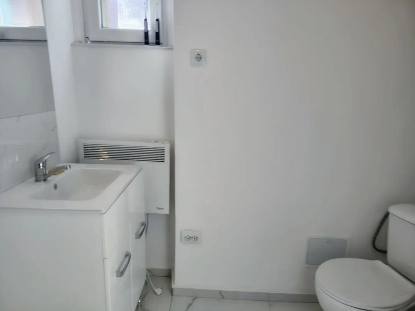Chirie, ap. 1 camera, 40 mp, central Oradea. 320 E, comision 50%