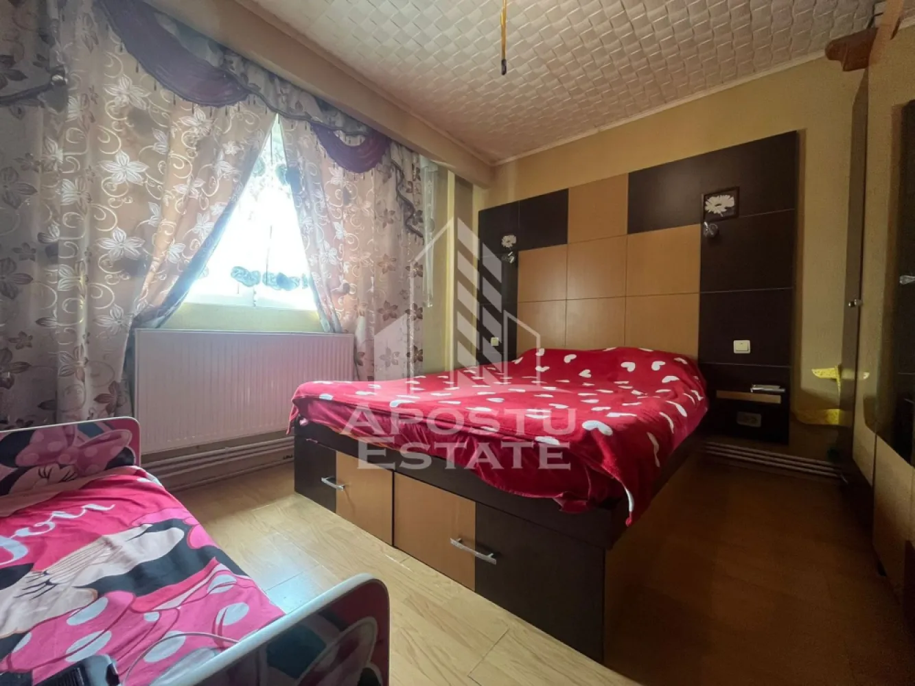 Apartament 4 camere, zona Confectii - Apostu Estate va propune spre vanzare un apartament spatios cu 4 camere, situat in zona Confectii, la etajul 4 din 4, ideal pentru o familie care isi doreste confort, spatiu si acces facil catre toate punctele de interes ale orasului.

Locuinta este compartimentata decomandat si dispune de:

4 camere luminoase si bine organizate;
2 bai;
2 balcoane;
bucatarie complet mobilata si utilata;
centrala termica proprie;
hol generos si spatii de depozitare.

Apartamentul se vinde complet mobilat si utilat, fiind pregatit pentru mutare imediata, fara investitii suplimentare. Beneficiaza de o compartimentare practica, camere spatioase si multa lumina naturala pe tot parcursul zilei.

Zona Confectii este apreciata pentru accesul rapid la scoli, gradinite, magazine, mijloace de transport in comun si alte facilitati necesare unui stil de viata confortabil.

Daca sunteti in cautarea unei locuinte generoase, intr-o zona buna, acest apartament poate fi alegerea potrivita pentru dumneavoastra.
Pentru mai multe detalii si vizionari, va rugam sa ne contactati. 
CP3125432