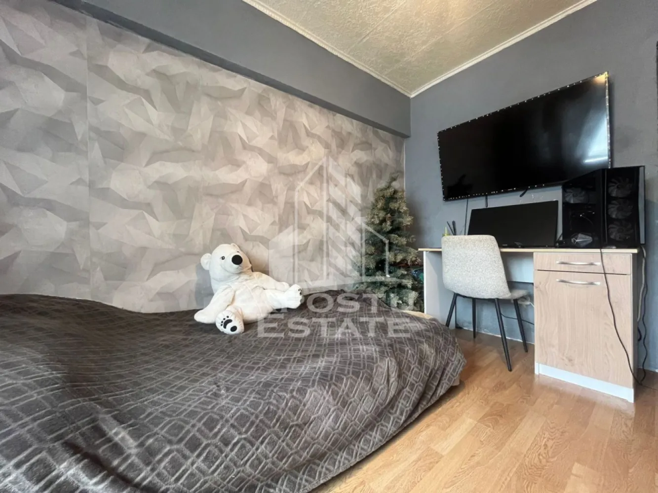 Apartament 4 camere, zona Confectii - Apostu Estate va propune spre vanzare un apartament spatios cu 4 camere, situat in zona Confectii, la etajul 4 din 4, ideal pentru o familie care isi doreste confort, spatiu si acces facil catre toate punctele de interes ale orasului.

Locuinta este compartimentata decomandat si dispune de:

4 camere luminoase si bine organizate;
2 bai;
2 balcoane;
bucatarie complet mobilata si utilata;
centrala termica proprie;
hol generos si spatii de depozitare.

Apartamentul se vinde complet mobilat si utilat, fiind pregatit pentru mutare imediata, fara investitii suplimentare. Beneficiaza de o compartimentare practica, camere spatioase si multa lumina naturala pe tot parcursul zilei.

Zona Confectii este apreciata pentru accesul rapid la scoli, gradinite, magazine, mijloace de transport in comun si alte facilitati necesare unui stil de viata confortabil.

Daca sunteti in cautarea unei locuinte generoase, intr-o zona buna, acest apartament poate fi alegerea potrivita pentru dumneavoastra.
Pentru mai multe detalii si vizionari, va rugam sa ne contactati. 
CP3125432