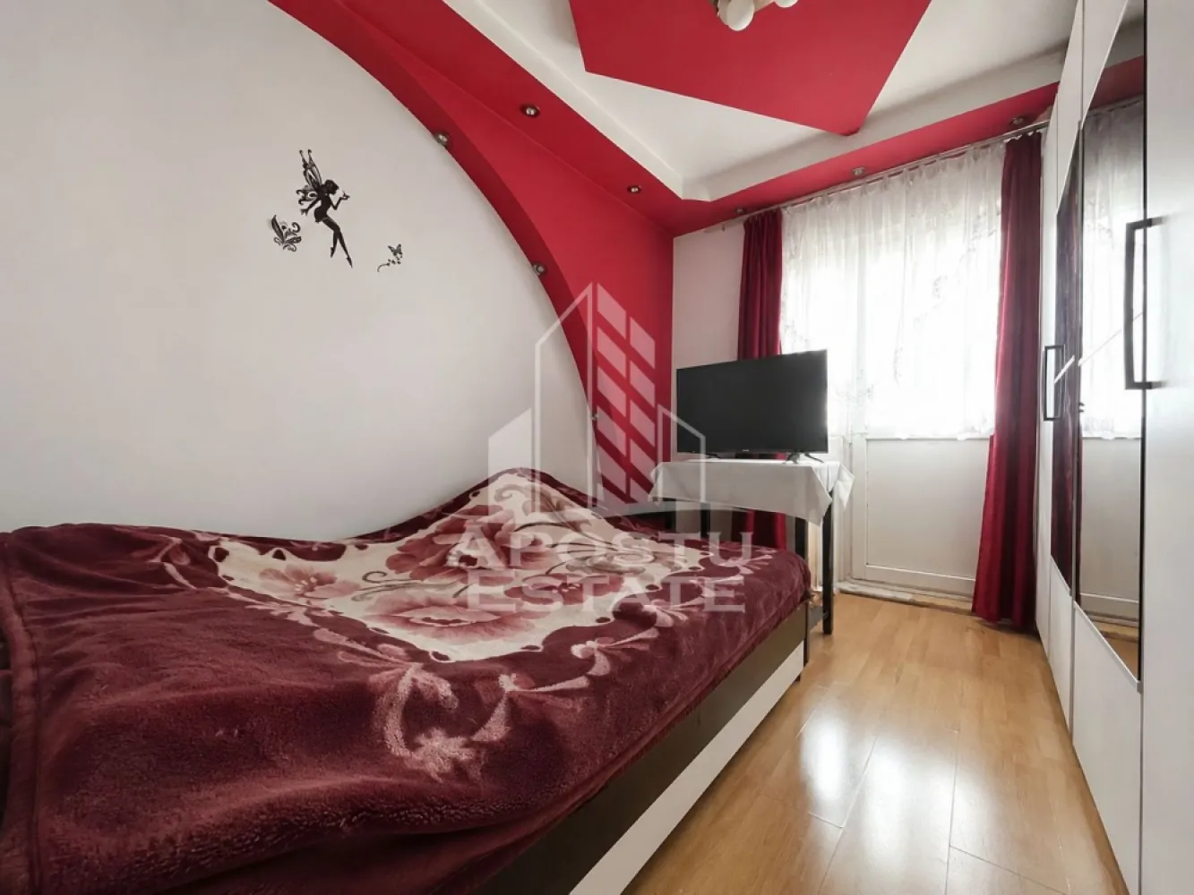 Apartament 4 camere, zona Confectii - Apostu Estate va propune spre vanzare un apartament spatios cu 4 camere, situat in zona Confectii, la etajul 4 din 4, ideal pentru o familie care isi doreste confort, spatiu si acces facil catre toate punctele de interes ale orasului.

Locuinta este compartimentata decomandat si dispune de:

4 camere luminoase si bine organizate;
2 bai;
2 balcoane;
bucatarie complet mobilata si utilata;
centrala termica proprie;
hol generos si spatii de depozitare.

Apartamentul se vinde complet mobilat si utilat, fiind pregatit pentru mutare imediata, fara investitii suplimentare. Beneficiaza de o compartimentare practica, camere spatioase si multa lumina naturala pe tot parcursul zilei.

Zona Confectii este apreciata pentru accesul rapid la scoli, gradinite, magazine, mijloace de transport in comun si alte facilitati necesare unui stil de viata confortabil.

Daca sunteti in cautarea unei locuinte generoase, intr-o zona buna, acest apartament poate fi alegerea potrivita pentru dumneavoastra.
Pentru mai multe detalii si vizionari, va rugam sa ne contactati. 
CP3125432