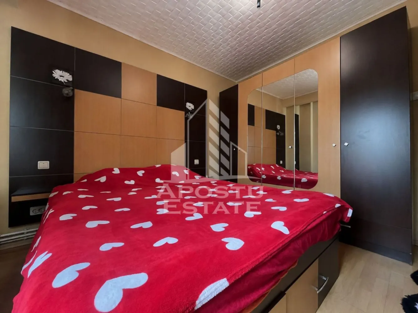 Apartament 4 camere, zona Confectii - Apostu Estate va propune spre vanzare un apartament spatios cu 4 camere, situat in zona Confectii, la etajul 4 din 4, ideal pentru o familie care isi doreste confort, spatiu si acces facil catre toate punctele de interes ale orasului.

Locuinta este compartimentata decomandat si dispune de:

4 camere luminoase si bine organizate;
2 bai;
2 balcoane;
bucatarie complet mobilata si utilata;
centrala termica proprie;
hol generos si spatii de depozitare.

Apartamentul se vinde complet mobilat si utilat, fiind pregatit pentru mutare imediata, fara investitii suplimentare. Beneficiaza de o compartimentare practica, camere spatioase si multa lumina naturala pe tot parcursul zilei.

Zona Confectii este apreciata pentru accesul rapid la scoli, gradinite, magazine, mijloace de transport in comun si alte facilitati necesare unui stil de viata confortabil.

Daca sunteti in cautarea unei locuinte generoase, intr-o zona buna, acest apartament poate fi alegerea potrivita pentru dumneavoastra.
Pentru mai multe detalii si vizionari, va rugam sa ne contactati. 
CP3125432