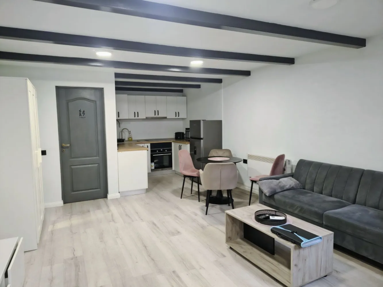 Chirie: apartament ultracentral, 3 camere 450 E neg. Comision 50% - De inchiriat: apartament ultracentral, 3 camere, 2 dormitoare, Oradea. 450 E/luna neg. Comision 50%

Apartamentul se afla in zona pietonala intr-o cladire istorică, la parter. Clădirea are o curte interioară frumoasa, recent renovată.
Apartamentul este format din:
- bucatarie - complet utilata (cuptor cu microunde, plita electrica, cuptor electric, prăjitor de pâine,frigider etc.)
- living open space (aer conditionat, Smart TV- cablu TV -, canapea extensibila)
-baie
- 2 dormitoare cu pat matrimonial fiecare

Imobilul este situat aproape de mijloace de transport în comun și puncte de interes din zona centrală.
Disponibil pentru inchiriere pe termen lung, se solicita garantie.

Pentru mai multe informatii sau pentru vizionare, 0751 777 844 Madian Bosca