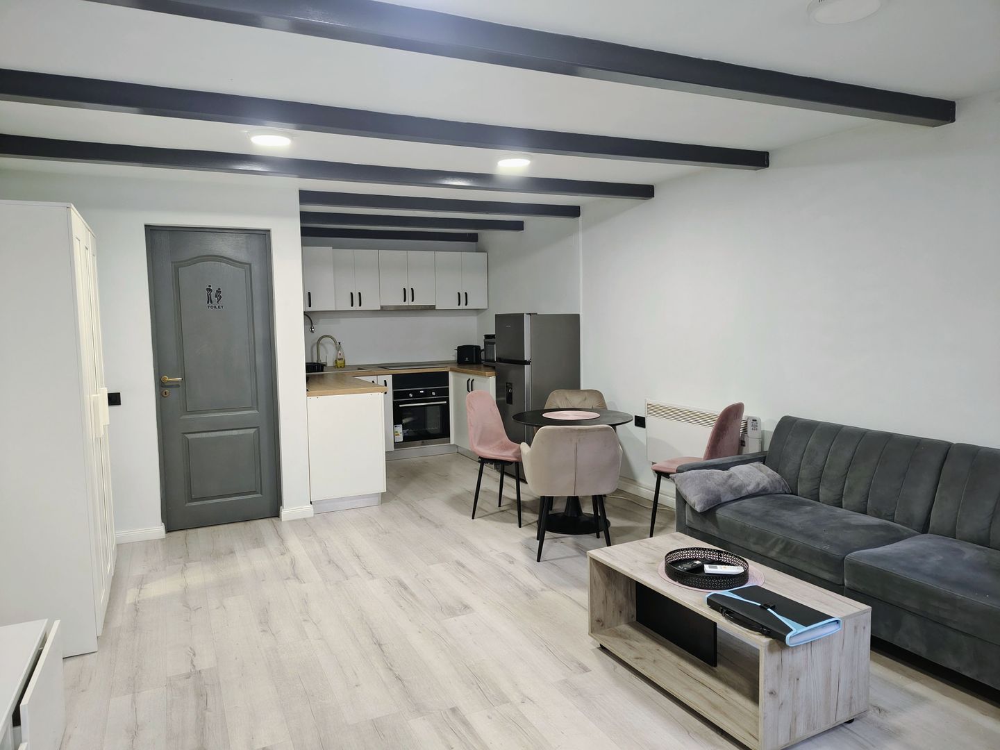 Chirie: apartament ultracentral, 3 camere 450 E neg. Comision 50%