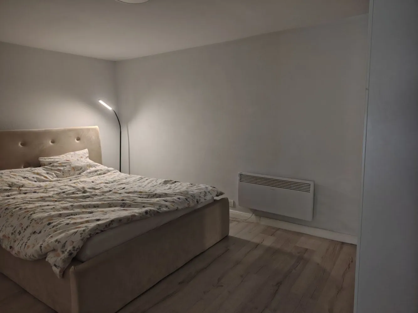 Chirie: apartament ultracentral, 3 camere 450 E neg. Comision 50% - De inchiriat: apartament ultracentral, 3 camere, 2 dormitoare, Oradea. 450 E/luna neg. Comision 50%

Apartamentul se afla in zona pietonala intr-o cladire istorică, la parter. Clădirea are o curte interioară frumoasa, recent renovată.
Apartamentul este format din:
- bucatarie - complet utilata (cuptor cu microunde, plita electrica, cuptor electric, prăjitor de pâine,frigider etc.)
- living open space (aer conditionat, Smart TV- cablu TV -, canapea extensibila)
-baie
- 2 dormitoare cu pat matrimonial fiecare

Imobilul este situat aproape de mijloace de transport în comun și puncte de interes din zona centrală.
Disponibil pentru inchiriere pe termen lung, se solicita garantie.

Pentru mai multe informatii sau pentru vizionare, 0751 777 844 Madian Bosca