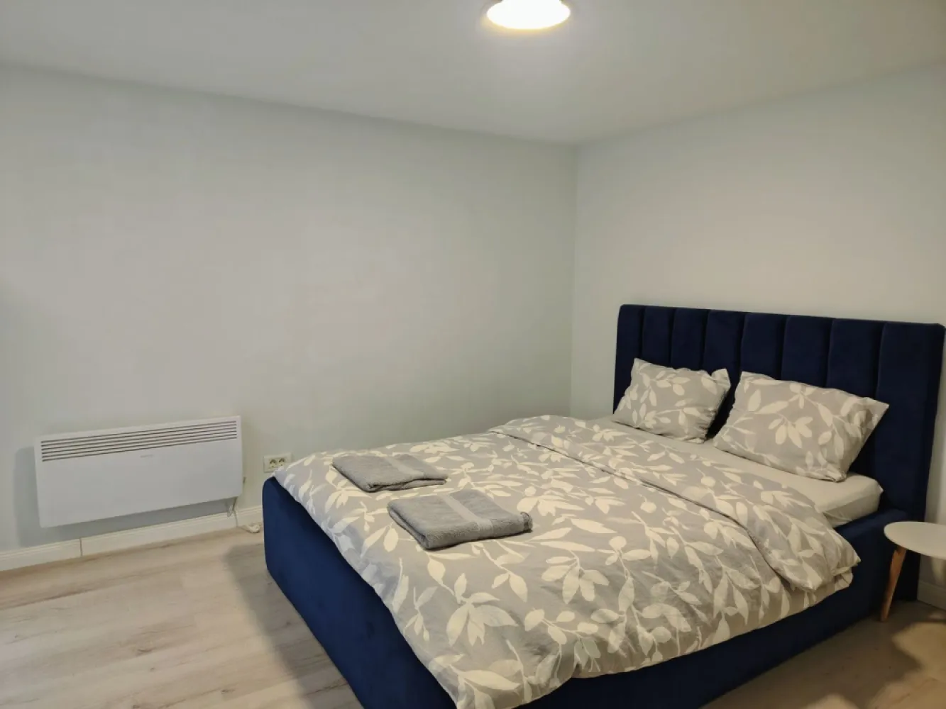 Chirie: apartament ultracentral, 3 camere 450 E neg. Comision 50% - De inchiriat: apartament ultracentral, 3 camere, 2 dormitoare, Oradea. 450 E/luna neg. Comision 50%

Apartamentul se afla in zona pietonala intr-o cladire istorică, la parter. Clădirea are o curte interioară frumoasa, recent renovată.
Apartamentul este format din:
- bucatarie - complet utilata (cuptor cu microunde, plita electrica, cuptor electric, prăjitor de pâine,frigider etc.)
- living open space (aer conditionat, Smart TV- cablu TV -, canapea extensibila)
-baie
- 2 dormitoare cu pat matrimonial fiecare

Imobilul este situat aproape de mijloace de transport în comun și puncte de interes din zona centrală.
Disponibil pentru inchiriere pe termen lung, se solicita garantie.

Pentru mai multe informatii sau pentru vizionare, 0751 777 844 Madian Bosca