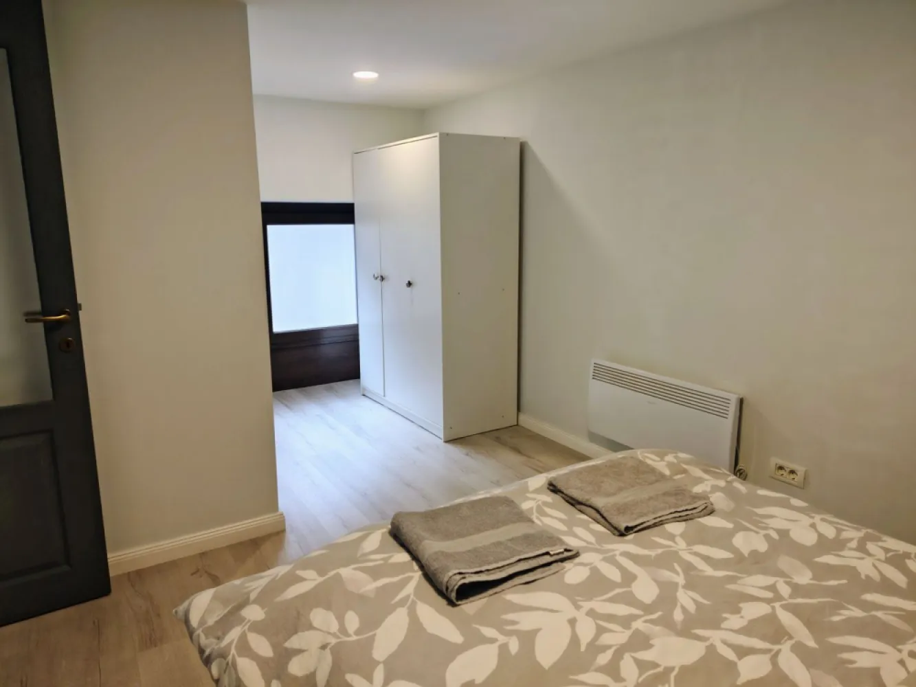 Chirie: apartament ultracentral, 3 camere 450 E neg. Comision 50% - De inchiriat: apartament ultracentral, 3 camere, 2 dormitoare, Oradea. 450 E/luna neg. Comision 50%

Apartamentul se afla in zona pietonala intr-o cladire istorică, la parter. Clădirea are o curte interioară frumoasa, recent renovată.
Apartamentul este format din:
- bucatarie - complet utilata (cuptor cu microunde, plita electrica, cuptor electric, prăjitor de pâine,frigider etc.)
- living open space (aer conditionat, Smart TV- cablu TV -, canapea extensibila)
-baie
- 2 dormitoare cu pat matrimonial fiecare

Imobilul este situat aproape de mijloace de transport în comun și puncte de interes din zona centrală.
Disponibil pentru inchiriere pe termen lung, se solicita garantie.

Pentru mai multe informatii sau pentru vizionare, 0751 777 844 Madian Bosca