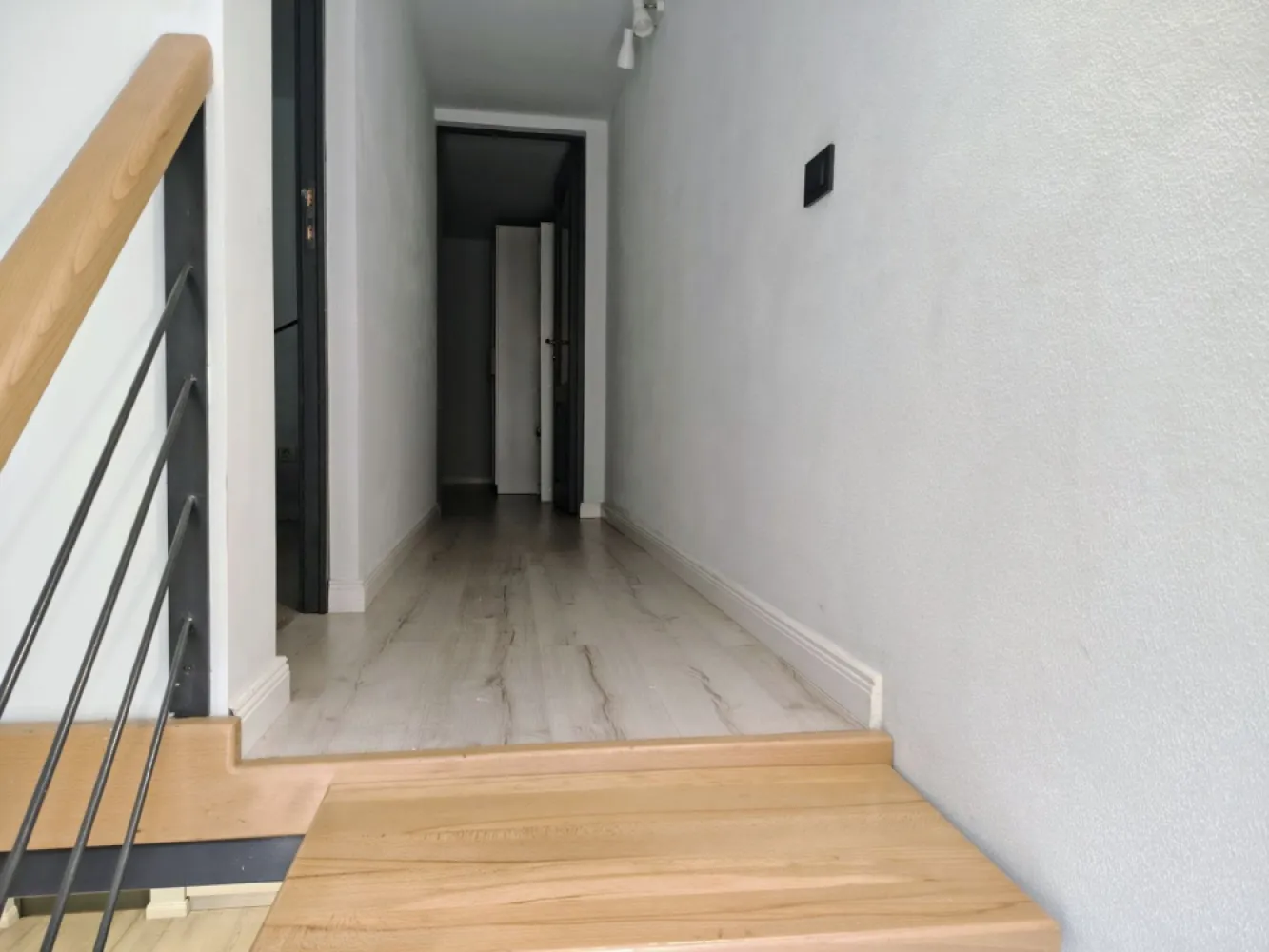 Chirie: apartament ultracentral, 3 camere 450 E neg. Comision 50% - De inchiriat: apartament ultracentral, 3 camere, 2 dormitoare, Oradea. 450 E/luna neg. Comision 50%

Apartamentul se afla in zona pietonala intr-o cladire istorică, la parter. Clădirea are o curte interioară frumoasa, recent renovată.
Apartamentul este format din:
- bucatarie - complet utilata (cuptor cu microunde, plita electrica, cuptor electric, prăjitor de pâine,frigider etc.)
- living open space (aer conditionat, Smart TV- cablu TV -, canapea extensibila)
-baie
- 2 dormitoare cu pat matrimonial fiecare

Imobilul este situat aproape de mijloace de transport în comun și puncte de interes din zona centrală.
Disponibil pentru inchiriere pe termen lung, se solicita garantie.

Pentru mai multe informatii sau pentru vizionare, 0751 777 844 Madian Bosca