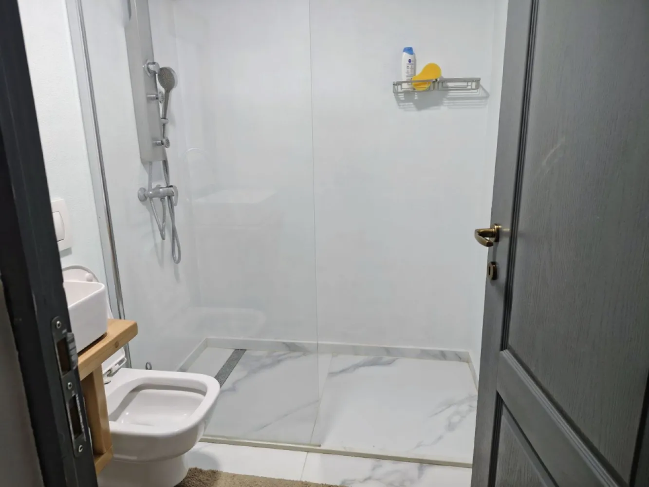 Chirie: apartament ultracentral, 3 camere 450 E neg. Comision 50%