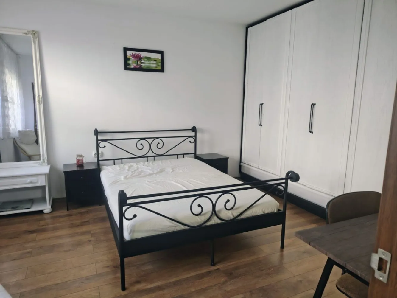 Ultracentral , 2 camere Oradea, 320 E/luna, neg. Comision 50% - De inchirieriat apartament cu 2 camere, semidecomandat, situat în zonă ultracentrală, complect mobilat si utilat.

Apartamentul este complet renovat, interior și exterior in anul 2025, mobilat și echipat cu electrocasnice. Dispune de bucătărie utilată, parchet, uși interioare din lemn masiv, ușă metalică la intrare, geamuri termopan cu roleta exterioara .

Încălzirea este asigurată prin central pe gaz , cu distribuție prin calorifere.

Imobilul este situat aproape de mijloace de transport în comun și puncte de interes din zona ultracentrală.
Pentru mai multe informatii sau pentru vizionare, 0751 777 844 Madian Bosca
