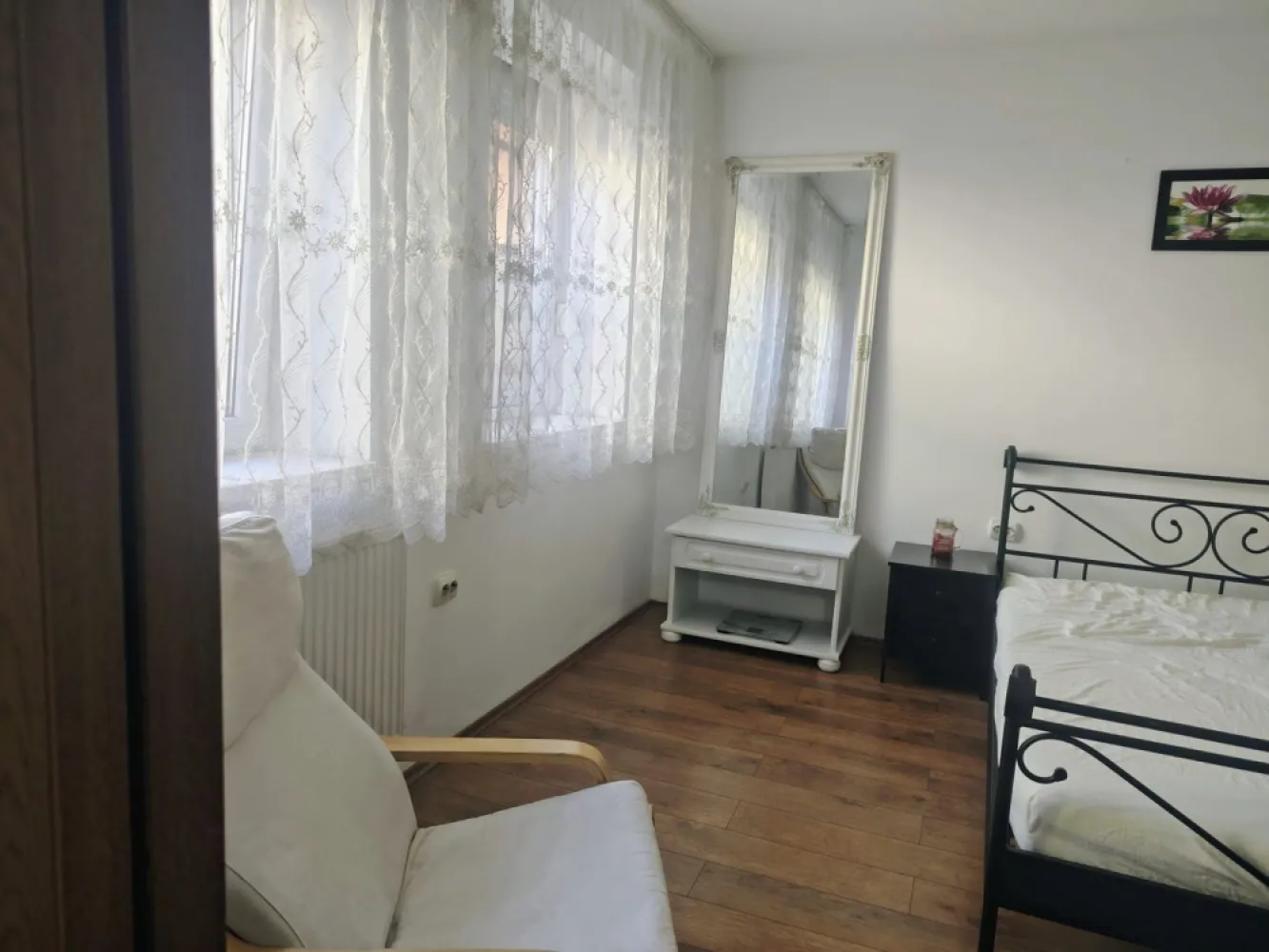 Ultracentral , 2 camere Oradea, 320 E/luna, neg. Comision 50% - De inchirieriat apartament cu 2 camere, semidecomandat, situat în zonă ultracentrală, complect mobilat si utilat.

Apartamentul este complet renovat, interior și exterior in anul 2025, mobilat și echipat cu electrocasnice. Dispune de bucătărie utilată, parchet, uși interioare din lemn masiv, ușă metalică la intrare, geamuri termopan cu roleta exterioara .

Încălzirea este asigurată prin central pe gaz , cu distribuție prin calorifere.

Imobilul este situat aproape de mijloace de transport în comun și puncte de interes din zona ultracentrală.
Pentru mai multe informatii sau pentru vizionare, 0751 777 844 Madian Bosca