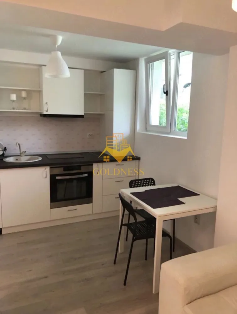 1 camera, Zorilor, Frunzișului, Bloc nou, Romstal, Observatorului - GOLDNESS Imobiliare vă propune spre închiriere un apartament cu 1 camere complet mobilat și utilat, la Demisol într-un imobil de 5 etaje, în Cartierul Zorilor.
Se află în apropierea stațiilor de transport în comun, magazine, restaurante, spații verzi, farmacii, etc. 

Apartamentul este compartimentat astfel:
 - camera cu pat matrimonial, dressing, noptiere
 - bucătărie complet utilată și mobilată, loc de servit masa 
 - baie cu cabina de dus, calorifer port prosop și dulap pentru depozitare.

Imobilul este dotat cu toate cele necesare- centrală proprie, frigider, aragaz, hotă, mașină de spălat haine, etc. 

Dacă sunteți interesați de acest apartament și doriți să îl vizionați, dar și pentru alte oferte nu ezitați să ne contactați telefonic sau prin e-mail. Vă stăm la dispoziție!
Pentru intermediere se percepe un comision de 50% din prețul chiriei!