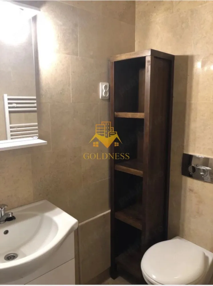 1 camera, Zorilor, Frunzișului, Bloc nou, Romstal, Observatorului - GOLDNESS Imobiliare vă propune spre închiriere un apartament cu 1 camere complet mobilat și utilat, la Demisol într-un imobil de 5 etaje, în Cartierul Zorilor.
Se află în apropierea stațiilor de transport în comun, magazine, restaurante, spații verzi, farmacii, etc. 

Apartamentul este compartimentat astfel:
 - camera cu pat matrimonial, dressing, noptiere
 - bucătărie complet utilată și mobilată, loc de servit masa 
 - baie cu cabina de dus, calorifer port prosop și dulap pentru depozitare.

Imobilul este dotat cu toate cele necesare- centrală proprie, frigider, aragaz, hotă, mașină de spălat haine, etc. 

Dacă sunteți interesați de acest apartament și doriți să îl vizionați, dar și pentru alte oferte nu ezitați să ne contactați telefonic sau prin e-mail. Vă stăm la dispoziție!
Pentru intermediere se percepe un comision de 50% din prețul chiriei!