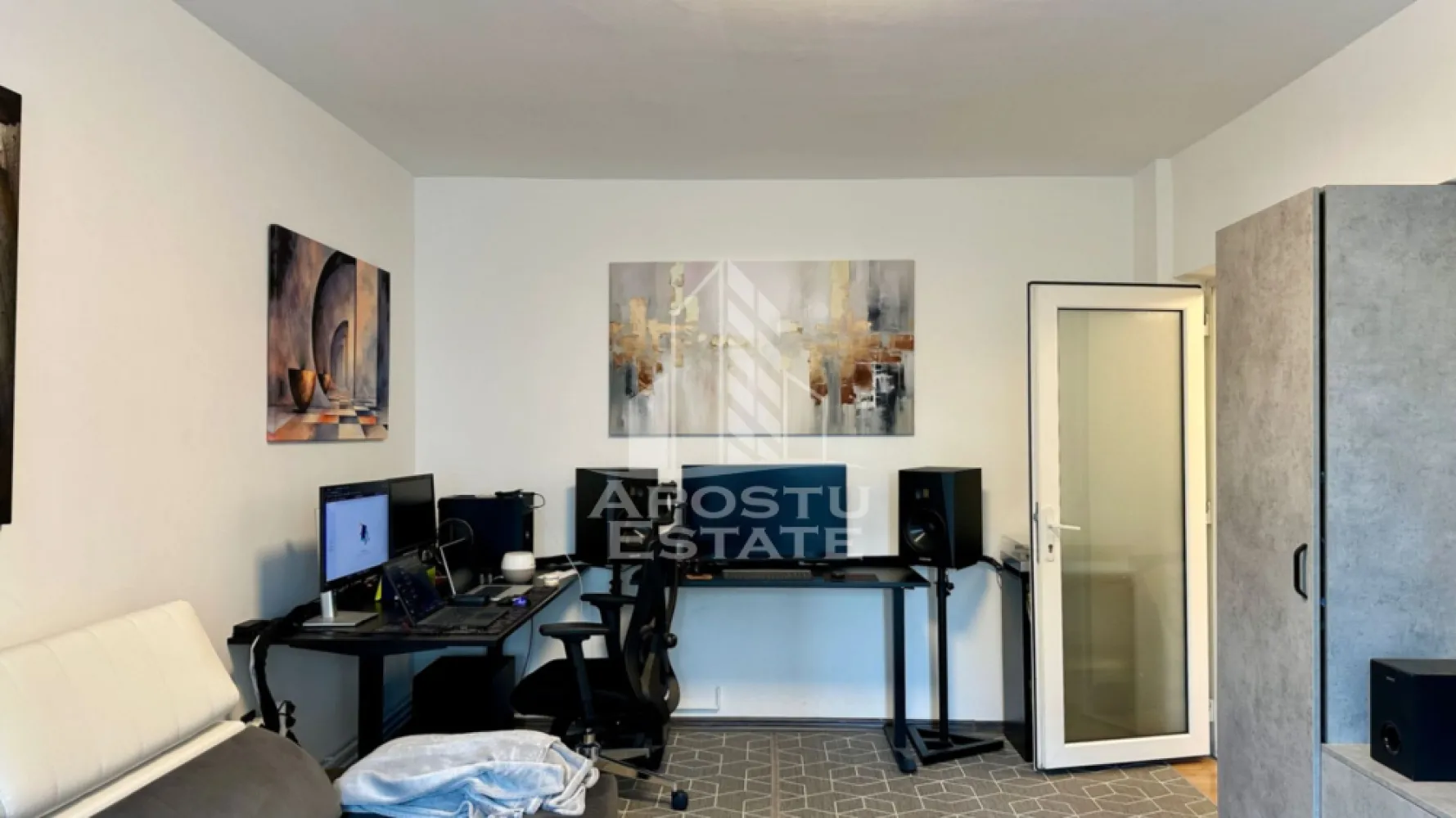 Apartament de vanzare cu 3 camere si garaj, etajul 1, Aradului - APOSTU ESTATE va propune spre vanzare un apartament modern cu 3 camere, situat la etajul 1 al unui imobil bine intretinut din zona Aradului, una dintre cele mai cautate zone rezidentiale ale orasului, cu acces facil catre centre comerciale, scoli, mijloace de transport in comun si alte puncte de interes.

Apartamentul dispune de o suprafata utila de 70 mp, la care se adauga un balcon generos, fiind compartimentat eficient pentru a oferi confort si functionalitate.

Compartimentare:

hol de acces;
bucatarie inchisa;
living spatios si luminos;
doua dormitoare;
doua bai;
balcon.

Confortul termic este asigurat prin intermediul centralei termice proprii pe gaz si al aparatului de aer conditionat, oferind un ambient placut pe tot parcursul anului.

Un avantaj important al proprietatii il reprezinta garajul situat sub bloc, cu carte funciara separata, ideal pentru siguranta si confortul viitorilor proprietari.

Apartamentul se vinde complet mobilat si utilat, fiind pregatit pentru mutare imediata, fara investitii suplimentare.

Aceasta proprietate reprezinta o alegere excelenta atat pentru locuit, cat si pentru investitie, datorita pozitionarii avantajoase si compartimentarii practice.

Pentru mai multe informatii sau pentru programarea unei vizionari, va stam cu drag la dispozitie!
CP3125493