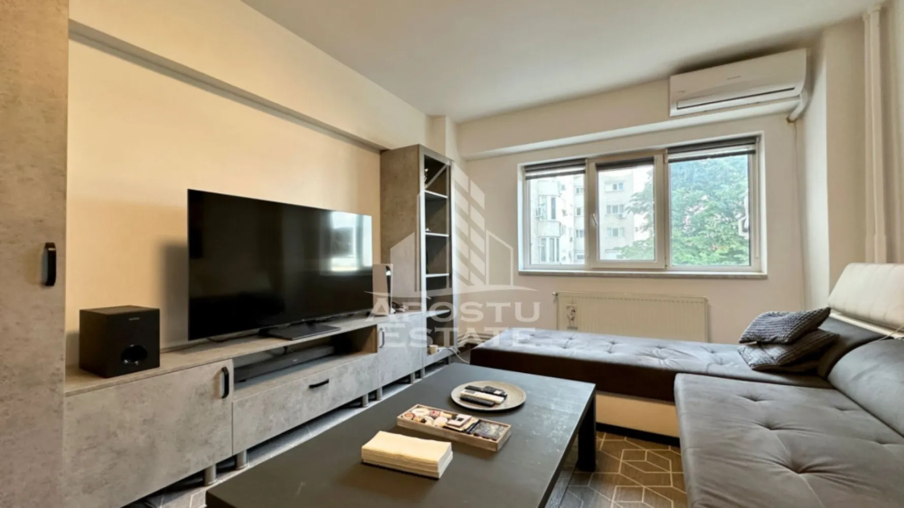Apartament de vanzare cu 3 camere si garaj, etajul 1, Aradului - APOSTU ESTATE va propune spre vanzare un apartament modern cu 3 camere, situat la etajul 1 al unui imobil bine intretinut din zona Aradului, una dintre cele mai cautate zone rezidentiale ale orasului, cu acces facil catre centre comerciale, scoli, mijloace de transport in comun si alte puncte de interes.

Apartamentul dispune de o suprafata utila de 70 mp, la care se adauga un balcon generos, fiind compartimentat eficient pentru a oferi confort si functionalitate.

Compartimentare:

hol de acces;
bucatarie inchisa;
living spatios si luminos;
doua dormitoare;
doua bai;
balcon.

Confortul termic este asigurat prin intermediul centralei termice proprii pe gaz si al aparatului de aer conditionat, oferind un ambient placut pe tot parcursul anului.

Un avantaj important al proprietatii il reprezinta garajul situat sub bloc, cu carte funciara separata, ideal pentru siguranta si confortul viitorilor proprietari.

Apartamentul se vinde complet mobilat si utilat, fiind pregatit pentru mutare imediata, fara investitii suplimentare.

Aceasta proprietate reprezinta o alegere excelenta atat pentru locuit, cat si pentru investitie, datorita pozitionarii avantajoase si compartimentarii practice.

Pentru mai multe informatii sau pentru programarea unei vizionari, va stam cu drag la dispozitie!
CP3125493