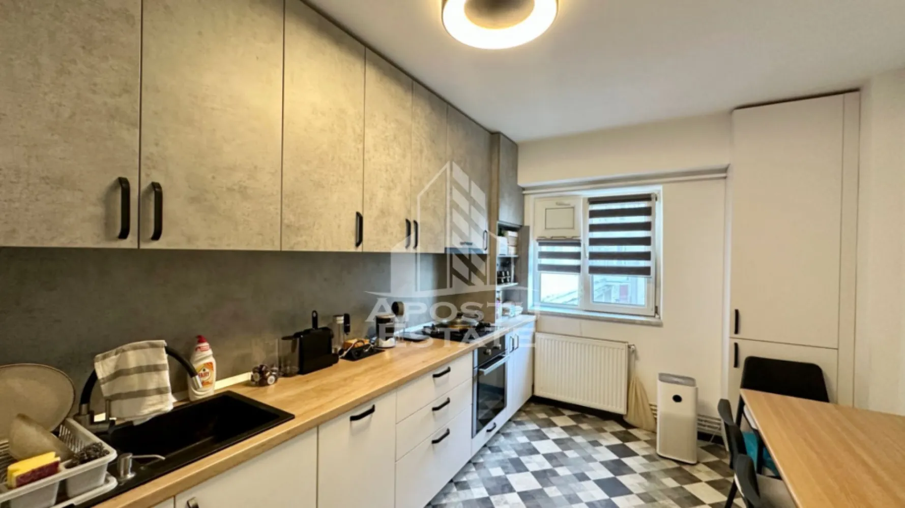 Apartament de vanzare cu 3 camere si garaj, etajul 1, Aradului - APOSTU ESTATE va propune spre vanzare un apartament modern cu 3 camere, situat la etajul 1 al unui imobil bine intretinut din zona Aradului, una dintre cele mai cautate zone rezidentiale ale orasului, cu acces facil catre centre comerciale, scoli, mijloace de transport in comun si alte puncte de interes.

Apartamentul dispune de o suprafata utila de 70 mp, la care se adauga un balcon generos, fiind compartimentat eficient pentru a oferi confort si functionalitate.

Compartimentare:

hol de acces;
bucatarie inchisa;
living spatios si luminos;
doua dormitoare;
doua bai;
balcon.

Confortul termic este asigurat prin intermediul centralei termice proprii pe gaz si al aparatului de aer conditionat, oferind un ambient placut pe tot parcursul anului.

Un avantaj important al proprietatii il reprezinta garajul situat sub bloc, cu carte funciara separata, ideal pentru siguranta si confortul viitorilor proprietari.

Apartamentul se vinde complet mobilat si utilat, fiind pregatit pentru mutare imediata, fara investitii suplimentare.

Aceasta proprietate reprezinta o alegere excelenta atat pentru locuit, cat si pentru investitie, datorita pozitionarii avantajoase si compartimentarii practice.

Pentru mai multe informatii sau pentru programarea unei vizionari, va stam cu drag la dispozitie!
CP3125493