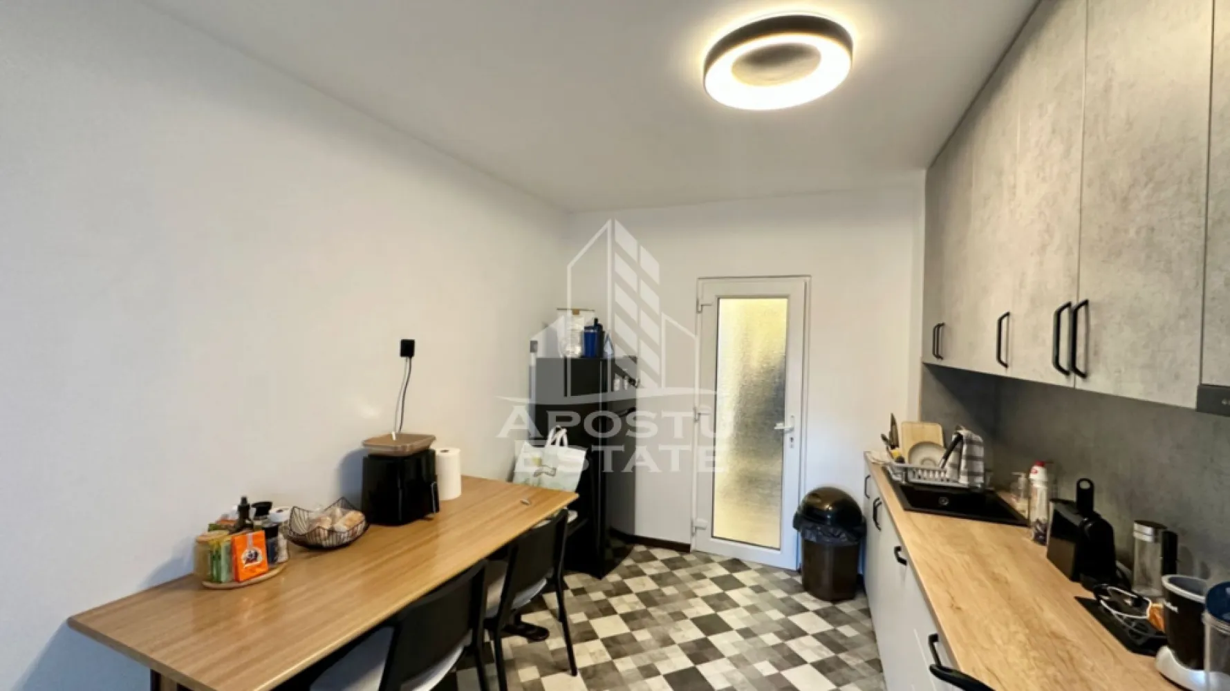 Apartament de vanzare cu 3 camere si garaj, etajul 1, Aradului