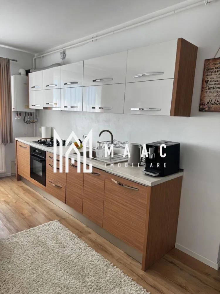 Apartament 3 Camere | Mobilat | Loc de Parcare | Turnișor - MAAC Imobiliare vă propune spre vânzare un apartament luminos și primitor, situat în cartierul Alma din Turnișor.

Caracteristici principale

• suprafață utilă de 66 mp
• etaj 4 din 4
• 3 camere
• balcon
• loc de parcare inclus
• apartament complet mobilat și utilat

Compartimentare și spații interioare

• living spațios cu bucătărie open-space
• 2 dormitoare 
• baie cu geam pentru aerisire naturală
• balcon 

Opțional – Garaj la subsol

Separat, se poate achiziționa un garaj situat la subsolul blocului:

• suprafață utilă de 27 mp
• tencuit și zugrăvit
• pardoseală finisată cu vopsea cauciucată
• poartă culisantă manuală
• rafturi pentru depozitare

 Preț garaj: 18.000 €

 Pentru mai multe detalii sau programarea unei vizionări, vă rugăm să contactați MAAC Imobiliare și să menționați ID-ul proprietății: CP3121889.