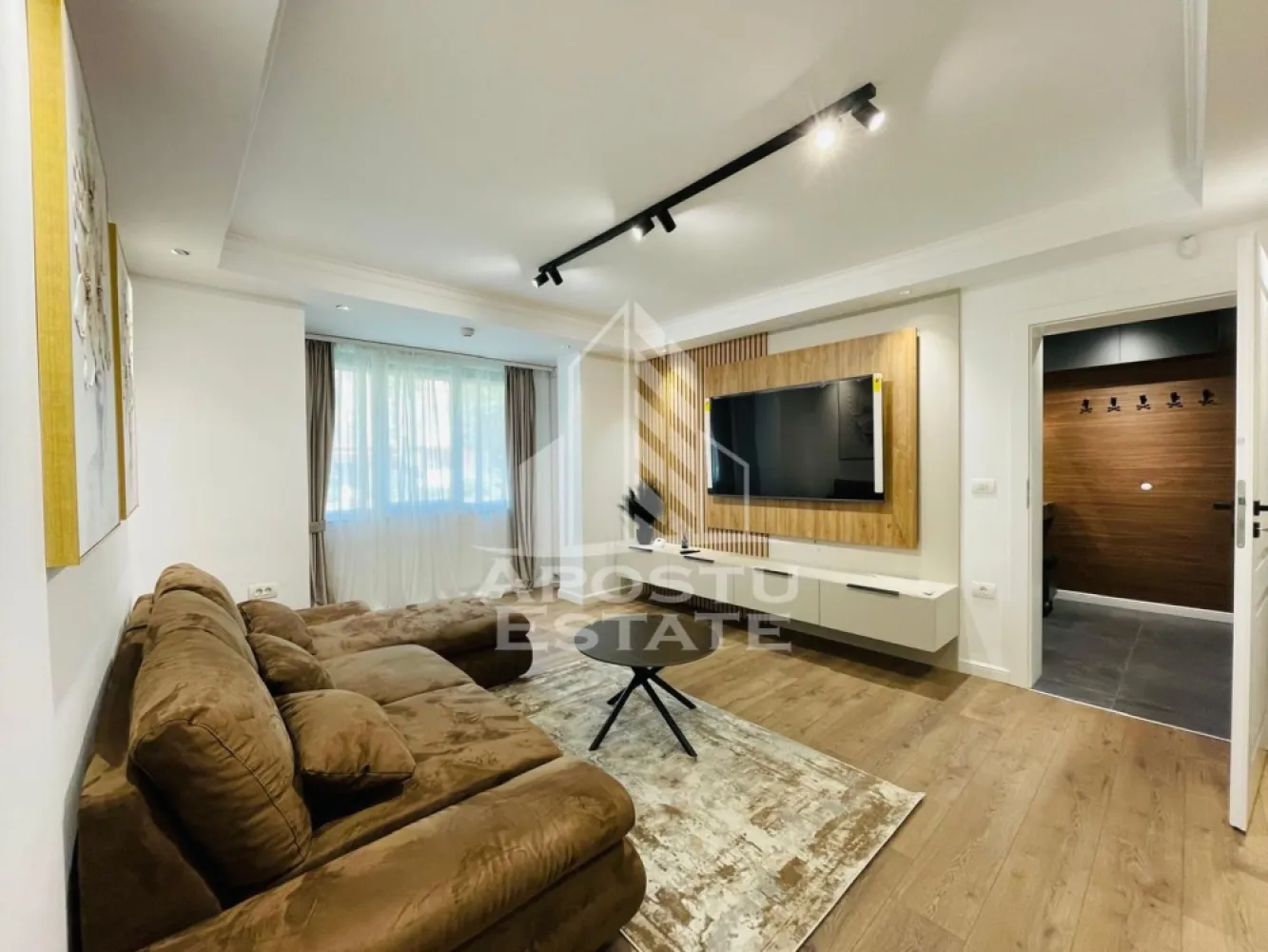 Apartament 2 camere Premium/Luxury Lifestyle/Podgoria/60 mp/Parter - PREMIUM LIVING / PODGORIA | Totul NOU, mobilă pe comandă & încălzire în pardoseală.
Uiți de griji, te muți direct în confort!

Apostu Estate iti propune spre inchiriere un apartament de 2 camere care redefinește standardele de locuit în zona Ultracentrală a Aradului (Podgoria).
Totul a fost decopertat și reconstruit de la zero: instalații electrice și sanitare noi, finisaje premium și dotări de top.
 De ce este acest apartament o RARITATE pe piață:
Spațiu generos: 60 mp utili, semidecomandat, situat la parter.
 Confort termic absolut: Centrală proprie pe gaz + ÎNCĂLZIRE ÎN PARDOSEALĂ (fără calorifere inestetice).
 Mobilier CUSTOM: Toată mobila este realizată pe comandă, optimizată inteligent.
Bucătărie complet utilată: Plită pe inducție, cuptor, microunde, combină frigorifică și MAȘINĂ DE SPĂLAT VASE.
Baie modernă: Walk-in shower (perete de duș) și vas WC încastrat.
 Smart Tech: Aer condiționat, rulouri electrice la geamuri, Smart TV-uri în living și dormitor, lumini pe spoturi și senzori de fum pentru siguranța ta.
 Detalii de calitate: Uși interioare de top (Porta Doors), geamuri termopan și parchet premium.
Locație strategică (Zero nevoie de mașină):
Ești la câțiva pași de Liceul Național de Informatică, Școala Generală Nr. 5, stații de tramvai/taxi și supermarketul Profi.
CP3125558