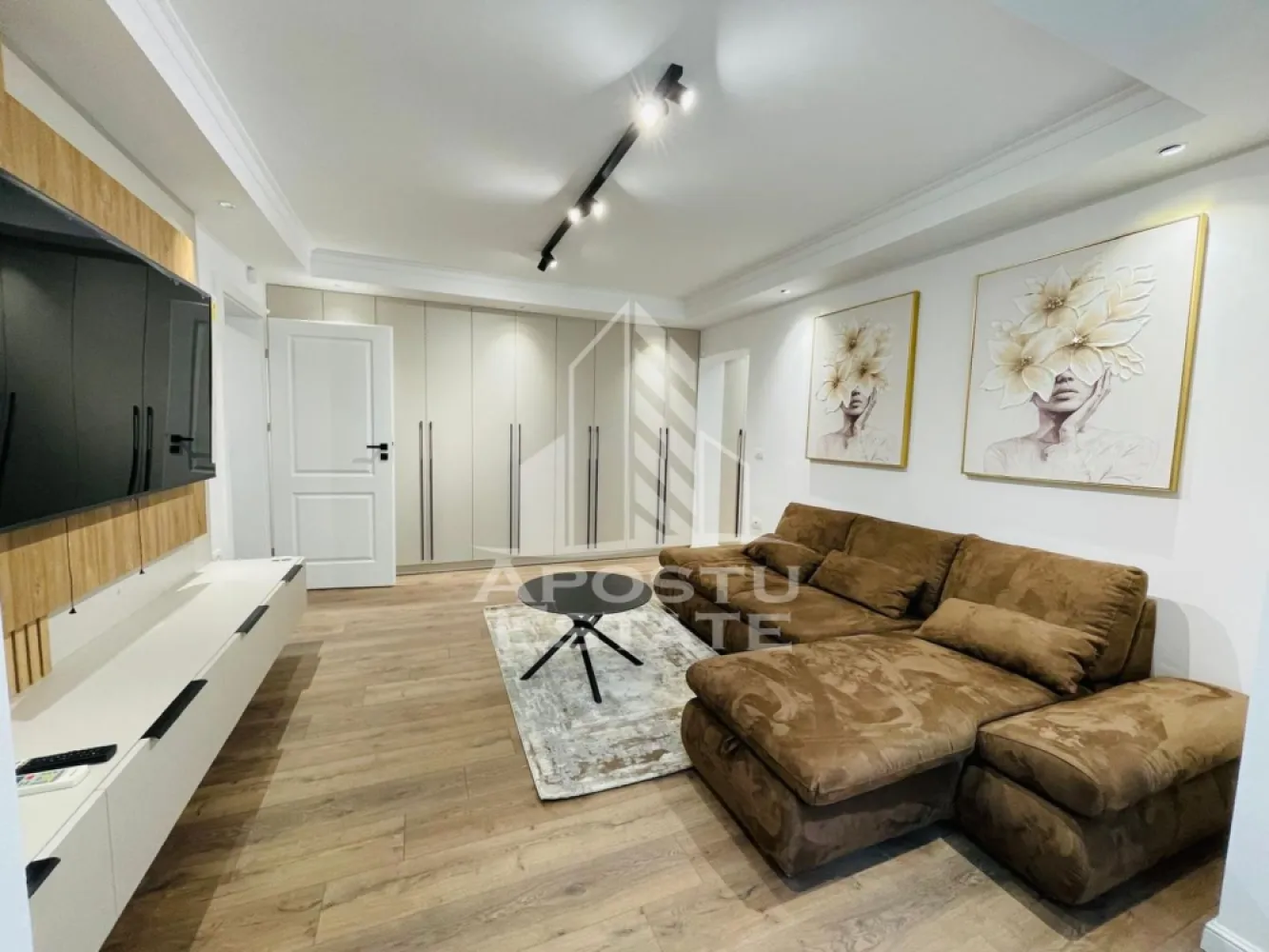 Apartament 2 camere Premium/Luxury Lifestyle/Podgoria/60 mp/Parter - PREMIUM LIVING / PODGORIA | Totul NOU, mobilă pe comandă & încălzire în pardoseală.
Uiți de griji, te muți direct în confort!

Apostu Estate iti propune spre inchiriere un apartament de 2 camere care redefinește standardele de locuit în zona Ultracentrală a Aradului (Podgoria).
Totul a fost decopertat și reconstruit de la zero: instalații electrice și sanitare noi, finisaje premium și dotări de top.
 De ce este acest apartament o RARITATE pe piață:
Spațiu generos: 60 mp utili, semidecomandat, situat la parter.
 Confort termic absolut: Centrală proprie pe gaz + ÎNCĂLZIRE ÎN PARDOSEALĂ (fără calorifere inestetice).
 Mobilier CUSTOM: Toată mobila este realizată pe comandă, optimizată inteligent.
Bucătărie complet utilată: Plită pe inducție, cuptor, microunde, combină frigorifică și MAȘINĂ DE SPĂLAT VASE.
Baie modernă: Walk-in shower (perete de duș) și vas WC încastrat.
 Smart Tech: Aer condiționat, rulouri electrice la geamuri, Smart TV-uri în living și dormitor, lumini pe spoturi și senzori de fum pentru siguranța ta.
 Detalii de calitate: Uși interioare de top (Porta Doors), geamuri termopan și parchet premium.
Locație strategică (Zero nevoie de mașină):
Ești la câțiva pași de Liceul Național de Informatică, Școala Generală Nr. 5, stații de tramvai/taxi și supermarketul Profi.
CP3125558