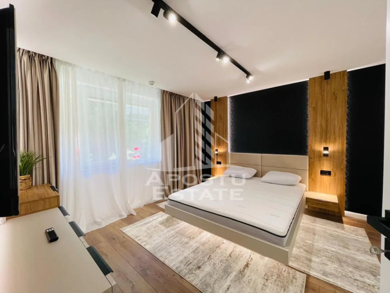 Apartament 2 camere Premium/Luxury Lifestyle/Podgoria/60 mp/Parter - PREMIUM LIVING / PODGORIA | Totul NOU, mobilă pe comandă & încălzire în pardoseală.
Uiți de griji, te muți direct în confort!

Apostu Estate iti propune spre inchiriere un apartament de 2 camere care redefinește standardele de locuit în zona Ultracentrală a Aradului (Podgoria).
Totul a fost decopertat și reconstruit de la zero: instalații electrice și sanitare noi, finisaje premium și dotări de top.
 De ce este acest apartament o RARITATE pe piață:
Spațiu generos: 60 mp utili, semidecomandat, situat la parter.
 Confort termic absolut: Centrală proprie pe gaz + ÎNCĂLZIRE ÎN PARDOSEALĂ (fără calorifere inestetice).
 Mobilier CUSTOM: Toată mobila este realizată pe comandă, optimizată inteligent.
Bucătărie complet utilată: Plită pe inducție, cuptor, microunde, combină frigorifică și MAȘINĂ DE SPĂLAT VASE.
Baie modernă: Walk-in shower (perete de duș) și vas WC încastrat.
 Smart Tech: Aer condiționat, rulouri electrice la geamuri, Smart TV-uri în living și dormitor, lumini pe spoturi și senzori de fum pentru siguranța ta.
 Detalii de calitate: Uși interioare de top (Porta Doors), geamuri termopan și parchet premium.
Locație strategică (Zero nevoie de mașină):
Ești la câțiva pași de Liceul Național de Informatică, Școala Generală Nr. 5, stații de tramvai/taxi și supermarketul Profi.
CP3125558