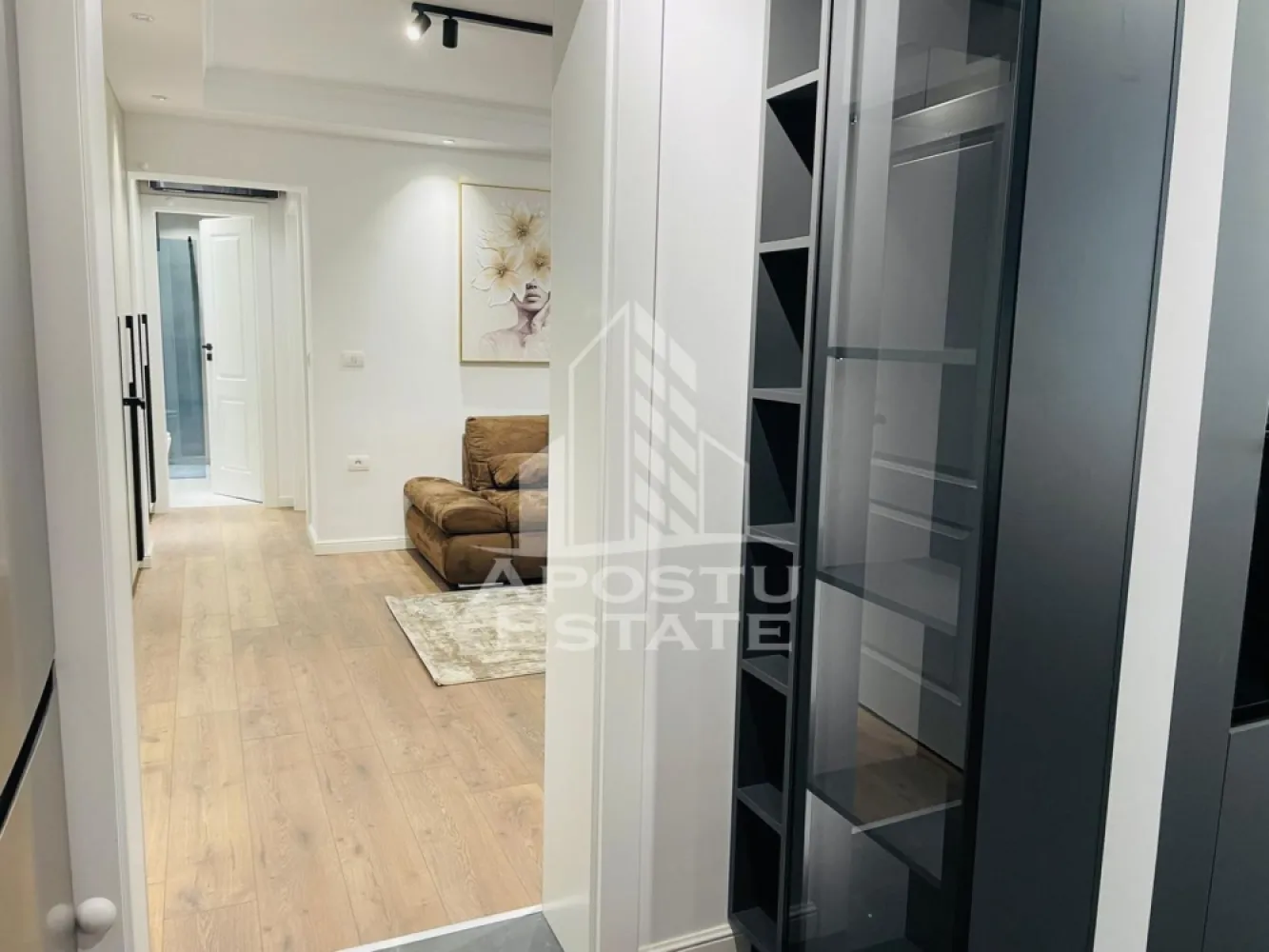 Apartament 2 camere Premium/Luxury Lifestyle/Podgoria/60 mp/Parter - PREMIUM LIVING / PODGORIA | Totul NOU, mobilă pe comandă & încălzire în pardoseală.
Uiți de griji, te muți direct în confort!

Apostu Estate iti propune spre inchiriere un apartament de 2 camere care redefinește standardele de locuit în zona Ultracentrală a Aradului (Podgoria).
Totul a fost decopertat și reconstruit de la zero: instalații electrice și sanitare noi, finisaje premium și dotări de top.
 De ce este acest apartament o RARITATE pe piață:
Spațiu generos: 60 mp utili, semidecomandat, situat la parter.
 Confort termic absolut: Centrală proprie pe gaz + ÎNCĂLZIRE ÎN PARDOSEALĂ (fără calorifere inestetice).
 Mobilier CUSTOM: Toată mobila este realizată pe comandă, optimizată inteligent.
Bucătărie complet utilată: Plită pe inducție, cuptor, microunde, combină frigorifică și MAȘINĂ DE SPĂLAT VASE.
Baie modernă: Walk-in shower (perete de duș) și vas WC încastrat.
 Smart Tech: Aer condiționat, rulouri electrice la geamuri, Smart TV-uri în living și dormitor, lumini pe spoturi și senzori de fum pentru siguranța ta.
 Detalii de calitate: Uși interioare de top (Porta Doors), geamuri termopan și parchet premium.
Locație strategică (Zero nevoie de mașină):
Ești la câțiva pași de Liceul Național de Informatică, Școala Generală Nr. 5, stații de tramvai/taxi și supermarketul Profi.
CP3125558