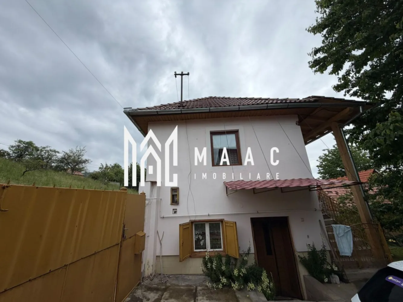 Casa 3 camere | 2 bai | anexe | Zona Rasinari 100 MP utili| - MAAC Imobiliare vă prezintă spre vânzare o proprietate deosebită, ce îmbină armonios confortul unei locuințe primitoare cu avantajele unui teren generos, situată într-o zonă liniștită, ideală pentru relaxare și viață de familie.

Casa este compartimentată eficient și inteligent, fiind compusă din 3 camere luminoase, atent dimensionate pentru a oferi spațiu și intimitate, completate de 2 băi moderne, ce asigură confortul necesar unei familii. Suprafața utilă de 100 mp este optim valorificată, fiecare spațiu fiind gândit pentru funcționalitate și confort zilnic.

Proprietatea este amplasată pe un teren în suprafață de 516 mp, oferind un cadru perfect pentru amenajarea unei grădini, a unei zone de relaxare sau chiar a unui spațiu de joacă pentru copii. Curtea permite multiple posibilități de personalizare, în funcție de stilul de viață al viitorilor proprietari.

Un mare avantaj al acestei proprietăți îl reprezintă anexele și facilitățile existente: garaj acoperit, ce oferă protecție autoturismului indiferent de sezon, precum și o bucătărie de vară — ideală pentru momentele petrecute alături de cei dragi, în aer liber.

Din punct de vedere tehnic, imobilul beneficiază de acoperiș schimbat recent (în anul precedent), un aspect extrem de important ce aduce un plus de siguranță, durabilitate și elimină costuri suplimentare pe termen mediu.

Casa este locuită în prezent, însă poate fi eliberată imediat, ceea ce reprezintă un avantaj major pentru cumpărătorii care își doresc o mutare rapidă, fără timpi de așteptare.

Această proprietate reprezintă alegerea ideală pentru cei care caută un cămin complet, bine întreținut, cu potențial ridicat de personalizare, dar și o oportunitate excelentă de investiție.

Pentru informații suplimentare și programarea unei vizionări, echipa MAAC Imobiliare vă stă cu drag la dispoziție.

MAAC Imobiliare – transformăm o casă într-un „acasă”. Va rugam specificati CP3125418