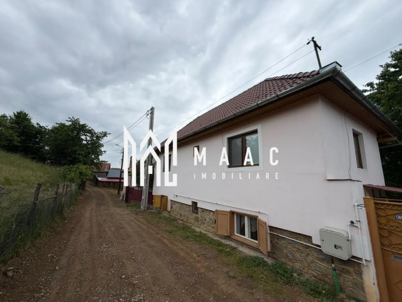 Casa 3 camere | 2 bai | anexe | Zona Rasinari 100 MP utili| - MAAC Imobiliare vă prezintă spre vânzare o proprietate deosebită, ce îmbină armonios confortul unei locuințe primitoare cu avantajele unui teren generos, situată într-o zonă liniștită, ideală pentru relaxare și viață de familie.

Casa este compartimentată eficient și inteligent, fiind compusă din 3 camere luminoase, atent dimensionate pentru a oferi spațiu și intimitate, completate de 2 băi moderne, ce asigură confortul necesar unei familii. Suprafața utilă de 100 mp este optim valorificată, fiecare spațiu fiind gândit pentru funcționalitate și confort zilnic.

Proprietatea este amplasată pe un teren în suprafață de 516 mp, oferind un cadru perfect pentru amenajarea unei grădini, a unei zone de relaxare sau chiar a unui spațiu de joacă pentru copii. Curtea permite multiple posibilități de personalizare, în funcție de stilul de viață al viitorilor proprietari.

Un mare avantaj al acestei proprietăți îl reprezintă anexele și facilitățile existente: garaj acoperit, ce oferă protecție autoturismului indiferent de sezon, precum și o bucătărie de vară — ideală pentru momentele petrecute alături de cei dragi, în aer liber.

Din punct de vedere tehnic, imobilul beneficiază de acoperiș schimbat recent (în anul precedent), un aspect extrem de important ce aduce un plus de siguranță, durabilitate și elimină costuri suplimentare pe termen mediu.

Casa este locuită în prezent, însă poate fi eliberată imediat, ceea ce reprezintă un avantaj major pentru cumpărătorii care își doresc o mutare rapidă, fără timpi de așteptare.

Această proprietate reprezintă alegerea ideală pentru cei care caută un cămin complet, bine întreținut, cu potențial ridicat de personalizare, dar și o oportunitate excelentă de investiție.

Pentru informații suplimentare și programarea unei vizionări, echipa MAAC Imobiliare vă stă cu drag la dispoziție.

MAAC Imobiliare – transformăm o casă într-un „acasă”. Va rugam specificati CP3125418