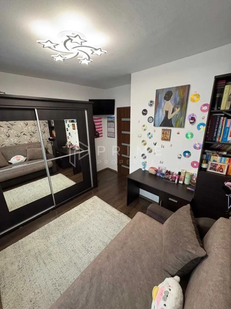 Apartament cu 3 camere, decomandat – Zona Fortuna - Vă propunem spre vânzare un apartament cu 3 camere, decomandat, situat la etajul 4 al unui imobil bine poziționat într-o zonă urbană dinamică. Proprietatea oferă un spațiu generos și luminos, fiind ideală pentru persoanele care își doresc acces facil către toate punctele de interes ale orașului.

Detalii tehnice și dotări:

Suprafață utilă: 70 mp.
Compartimentare: Decomandată, oferind un grad ridicat de intimitate și funcționalitate.
Finisaje: Pereții sunt zugrăviți în alb, creând un ambient aerisit și luminos.
Confort și dotări: Imobilul este dotat cu centrală termică proprie, geamuri termopan și aer condiționat.
Mobilare: Se vinde complet mobilat și utilat, fiind pregătit pentru o mutare imediată.
Anexe: Include o pivniță proprie situată la subsolul blocului.
Localizare și avantaje:
Locația este una dintre cele mai atractive, beneficiind de un acces excelent la infrastructura orașului:
Mobilitate: Apropiere imediată de stațiile de transport în comun.
Timp liber: Acces rapid către parcuri, cafenele, restaurante, cinematografe și teatre.
Facilități: Proximitate față de instituții de învățământ și centre de sănătate, asigurând un stil de viață comod și eficient.
Oportunitate suplimentară – Garaj:
Pentru un plus de confort și siguranță, proprietarul oferă spre vânzare un garaj situat în spatele blocului, la prețul de 7.000 Euro.
Această proprietate reprezintă o soluție completă pentru cei care caută un cămin gata de mutat într-o zonă cu toate facilitățile la îndemână.

Promisiunea Prime Properties:
Vă oferim siguranță, transparență și servicii impecabile pe tot parcursul drumului către casa ideală. Dacă această proprietate nu corespunde nevoilor dumneavoastră, lăsați-ne să găsim alternativa potrivită stilului dumneavoastră de viață.

Pentru informații suplimentare și programarea unei vizionări, vă rugăm să ne contactați.