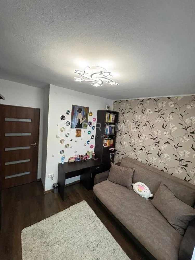 Apartament cu 3 camere, decomandat – Zona Fortuna - Vă propunem spre vânzare un apartament cu 3 camere, decomandat, situat la etajul 4 al unui imobil bine poziționat într-o zonă urbană dinamică. Proprietatea oferă un spațiu generos și luminos, fiind ideală pentru persoanele care își doresc acces facil către toate punctele de interes ale orașului.

Detalii tehnice și dotări:

Suprafață utilă: 70 mp.
Compartimentare: Decomandată, oferind un grad ridicat de intimitate și funcționalitate.
Finisaje: Pereții sunt zugrăviți în alb, creând un ambient aerisit și luminos.
Confort și dotări: Imobilul este dotat cu centrală termică proprie, geamuri termopan și aer condiționat.
Mobilare: Se vinde complet mobilat și utilat, fiind pregătit pentru o mutare imediată.
Anexe: Include o pivniță proprie situată la subsolul blocului.
Localizare și avantaje:
Locația este una dintre cele mai atractive, beneficiind de un acces excelent la infrastructura orașului:
Mobilitate: Apropiere imediată de stațiile de transport în comun.
Timp liber: Acces rapid către parcuri, cafenele, restaurante, cinematografe și teatre.
Facilități: Proximitate față de instituții de învățământ și centre de sănătate, asigurând un stil de viață comod și eficient.
Oportunitate suplimentară – Garaj:
Pentru un plus de confort și siguranță, proprietarul oferă spre vânzare un garaj situat în spatele blocului, la prețul de 7.000 Euro.
Această proprietate reprezintă o soluție completă pentru cei care caută un cămin gata de mutat într-o zonă cu toate facilitățile la îndemână.

Promisiunea Prime Properties:
Vă oferim siguranță, transparență și servicii impecabile pe tot parcursul drumului către casa ideală. Dacă această proprietate nu corespunde nevoilor dumneavoastră, lăsați-ne să găsim alternativa potrivită stilului dumneavoastră de viață.

Pentru informații suplimentare și programarea unei vizionări, vă rugăm să ne contactați.