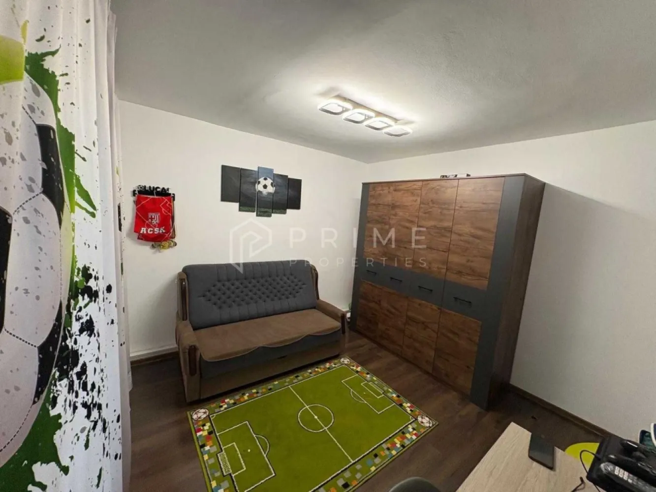 Apartament cu 3 camere, decomandat – Zona Fortuna - Vă propunem spre vânzare un apartament cu 3 camere, decomandat, situat la etajul 4 al unui imobil bine poziționat într-o zonă urbană dinamică. Proprietatea oferă un spațiu generos și luminos, fiind ideală pentru persoanele care își doresc acces facil către toate punctele de interes ale orașului.

Detalii tehnice și dotări:

Suprafață utilă: 70 mp.
Compartimentare: Decomandată, oferind un grad ridicat de intimitate și funcționalitate.
Finisaje: Pereții sunt zugrăviți în alb, creând un ambient aerisit și luminos.
Confort și dotări: Imobilul este dotat cu centrală termică proprie, geamuri termopan și aer condiționat.
Mobilare: Se vinde complet mobilat și utilat, fiind pregătit pentru o mutare imediată.
Anexe: Include o pivniță proprie situată la subsolul blocului.
Localizare și avantaje:
Locația este una dintre cele mai atractive, beneficiind de un acces excelent la infrastructura orașului:
Mobilitate: Apropiere imediată de stațiile de transport în comun.
Timp liber: Acces rapid către parcuri, cafenele, restaurante, cinematografe și teatre.
Facilități: Proximitate față de instituții de învățământ și centre de sănătate, asigurând un stil de viață comod și eficient.
Oportunitate suplimentară – Garaj:
Pentru un plus de confort și siguranță, proprietarul oferă spre vânzare un garaj situat în spatele blocului, la prețul de 7.000 Euro.
Această proprietate reprezintă o soluție completă pentru cei care caută un cămin gata de mutat într-o zonă cu toate facilitățile la îndemână.

Promisiunea Prime Properties:
Vă oferim siguranță, transparență și servicii impecabile pe tot parcursul drumului către casa ideală. Dacă această proprietate nu corespunde nevoilor dumneavoastră, lăsați-ne să găsim alternativa potrivită stilului dumneavoastră de viață.

Pentru informații suplimentare și programarea unei vizionări, vă rugăm să ne contactați.