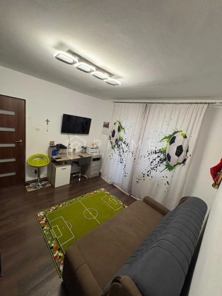 Apartament cu 3 camere, decomandat – Zona Fortuna - Vă propunem spre vânzare un apartament cu 3 camere, decomandat, situat la etajul 4 al unui imobil bine poziționat într-o zonă urbană dinamică. Proprietatea oferă un spațiu generos și luminos, fiind ideală pentru persoanele care își doresc acces facil către toate punctele de interes ale orașului.

Detalii tehnice și dotări:

Suprafață utilă: 70 mp.
Compartimentare: Decomandată, oferind un grad ridicat de intimitate și funcționalitate.
Finisaje: Pereții sunt zugrăviți în alb, creând un ambient aerisit și luminos.
Confort și dotări: Imobilul este dotat cu centrală termică proprie, geamuri termopan și aer condiționat.
Mobilare: Se vinde complet mobilat și utilat, fiind pregătit pentru o mutare imediată.
Anexe: Include o pivniță proprie situată la subsolul blocului.
Localizare și avantaje:
Locația este una dintre cele mai atractive, beneficiind de un acces excelent la infrastructura orașului:
Mobilitate: Apropiere imediată de stațiile de transport în comun.
Timp liber: Acces rapid către parcuri, cafenele, restaurante, cinematografe și teatre.
Facilități: Proximitate față de instituții de învățământ și centre de sănătate, asigurând un stil de viață comod și eficient.
Oportunitate suplimentară – Garaj:
Pentru un plus de confort și siguranță, proprietarul oferă spre vânzare un garaj situat în spatele blocului, la prețul de 7.000 Euro.
Această proprietate reprezintă o soluție completă pentru cei care caută un cămin gata de mutat într-o zonă cu toate facilitățile la îndemână.

Promisiunea Prime Properties:
Vă oferim siguranță, transparență și servicii impecabile pe tot parcursul drumului către casa ideală. Dacă această proprietate nu corespunde nevoilor dumneavoastră, lăsați-ne să găsim alternativa potrivită stilului dumneavoastră de viață.

Pentru informații suplimentare și programarea unei vizionări, vă rugăm să ne contactați.