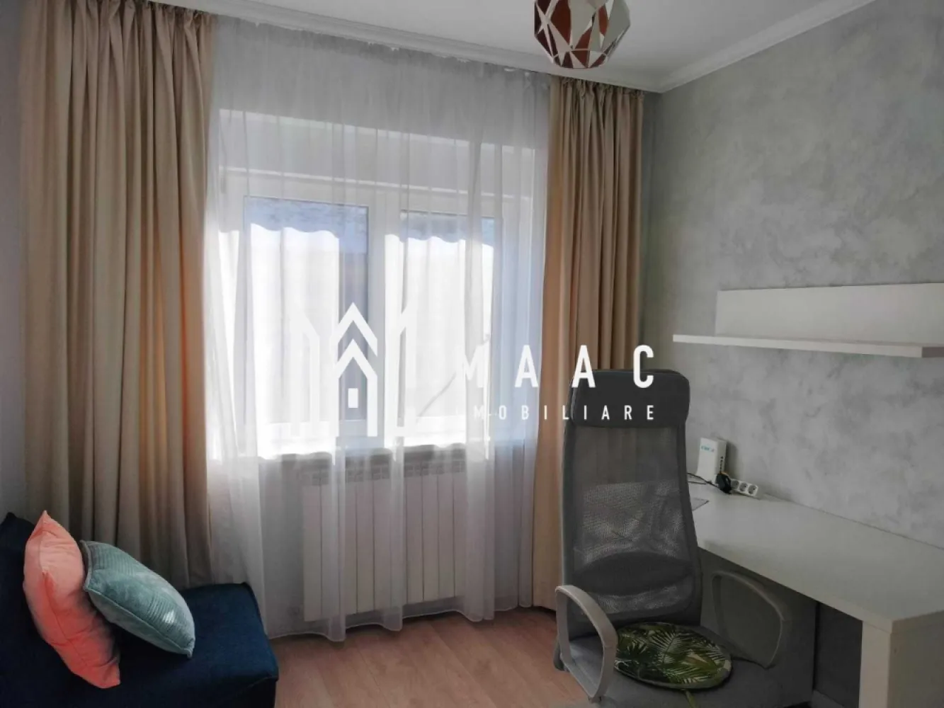 Apartament 3 camere | Etaj 1 | Balcon | Pivnita | 67 MPU | Ultracentral - MAAC Imobiliare vă propune spre vânzare un apartament cu 3 camere, decomandat, situat la etajul 1, într-o zonă rezidențială liniștită. Detalii proprietate: Suprafață construită desfășurată: 82,04 mp Compartimentare: decomandată Orientare: est–vest (apartament luminos pe tot parcursul zilei) Etaj: 1 Compartimentare: Living 2 dormitoare Bucătărie Baie Hol Alte beneficii: Apartamentul se vinde mobilat 2 balcoane Pivniță: 11,04 mp Posibilități de parcare în curtea imobilului Pentru mai multe detalii precizati telefonic ca ati vazut anuntul cu ID: CP2889959 }}