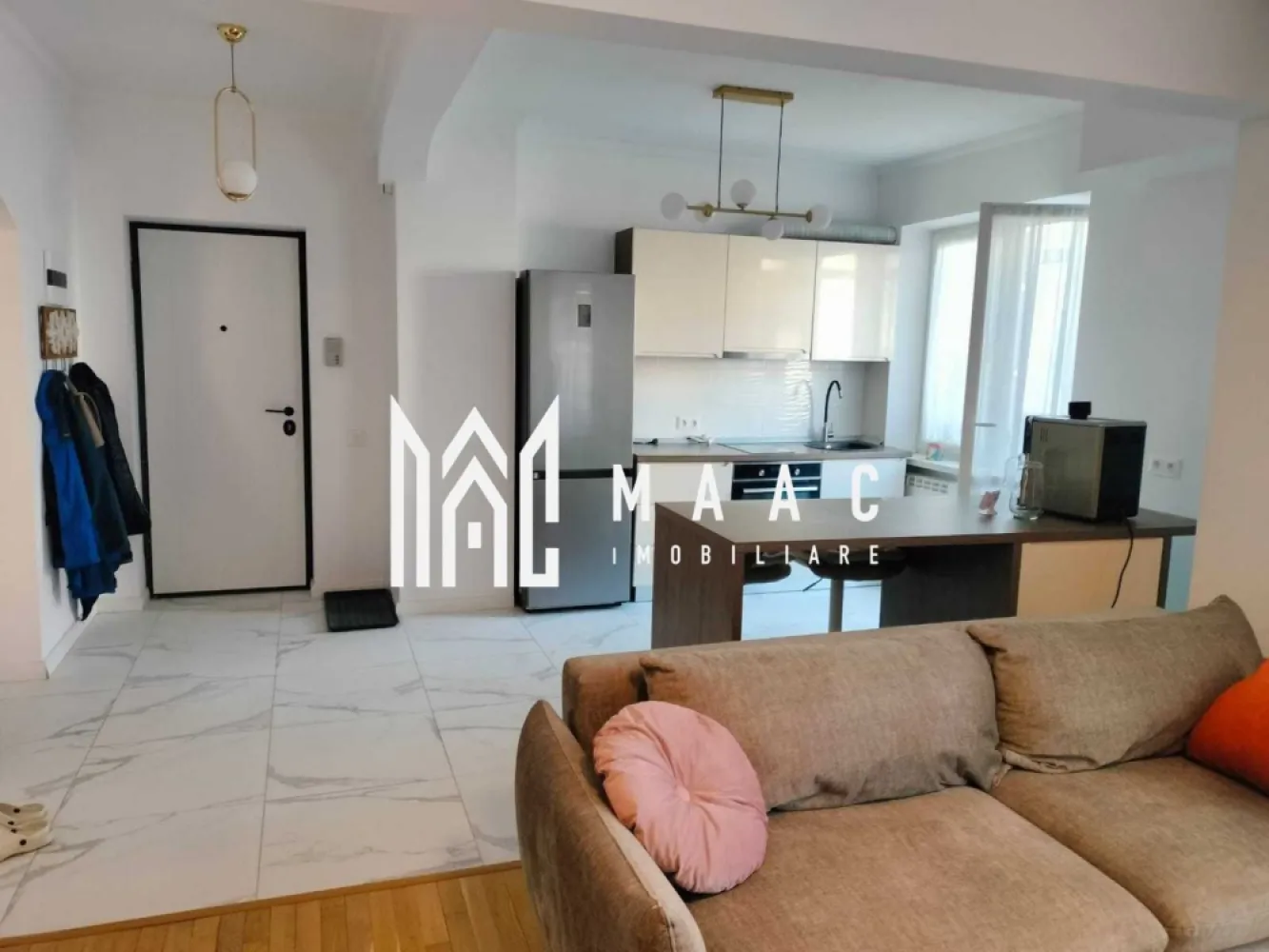 Apartament 3 camere | Etaj 1 | Balcon | Pivnita | 67 MPU | Ultracentral - MAAC Imobiliare vă propune spre vânzare un apartament cu 3 camere, decomandat, situat la etajul 1, într-o zonă rezidențială liniștită. Detalii proprietate: Suprafață construită desfășurată: 82,04 mp Compartimentare: decomandată Orientare: est–vest (apartament luminos pe tot parcursul zilei) Etaj: 1 Compartimentare: Living 2 dormitoare Bucătărie Baie Hol Alte beneficii: Apartamentul se vinde mobilat 2 balcoane Pivniță: 11,04 mp Posibilități de parcare în curtea imobilului Pentru mai multe detalii precizati telefonic ca ati vazut anuntul cu ID: CP2889959 }}