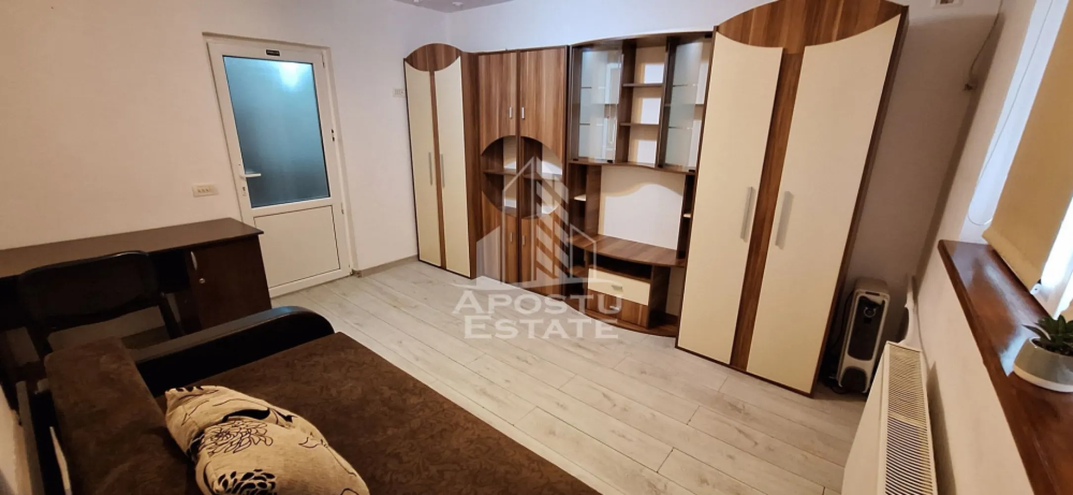 Apartament cu 1 camera de inchiriat, Complex Studentesc, Timisoara - Agentia imobiliara APOSTU ESTATE va propune spre inchiriere un apartament cu 1 camera, situat in zona Complexului Studentesc, o zona linistita si bine pozitionata din Timisoara, potrivit pentru cupluri sau studenti care isi doresc o locuinta unde sa se simta confortabil si cu acces facil catre scoli, facultati, statii de autobuz si magazine.

Suprafata utila: 22 mp
Compartimentare eficienta:
- Bucatarie inchisa, complet mobilata si utilata, cu loc de luat masa
- Baie prevazuta cu cada si geam pentru ventilatie naturala

Confort si facilitati:
- Incalzire apartament: termoficare
- Pet friendly
- Apartamentul este complet mobilat si utilat de catre proprietar

Localizare: zona Complex Studentesc, in apropiere de UVT, Politehnica, magazinele Profi, Carrefour si restaurante.

Ideal pentru:
- Cupluri
- Studenti
- Persoane singure

Pret chirie: 250€
Programeaza o vizionare pentru a-ti putea imagina viitorul aici!
ID intern: CP2838114
